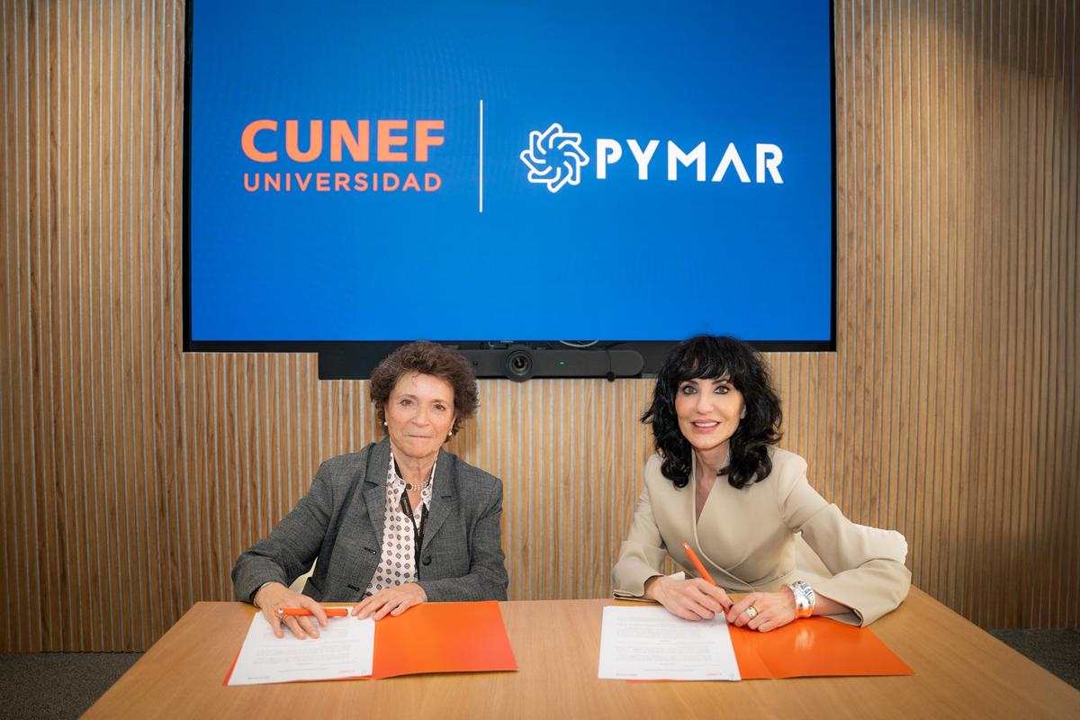 Dos mujeres están firmando un acuerdo frente a una pantalla con los logotipos de CUNEF Universidad y Pymar.