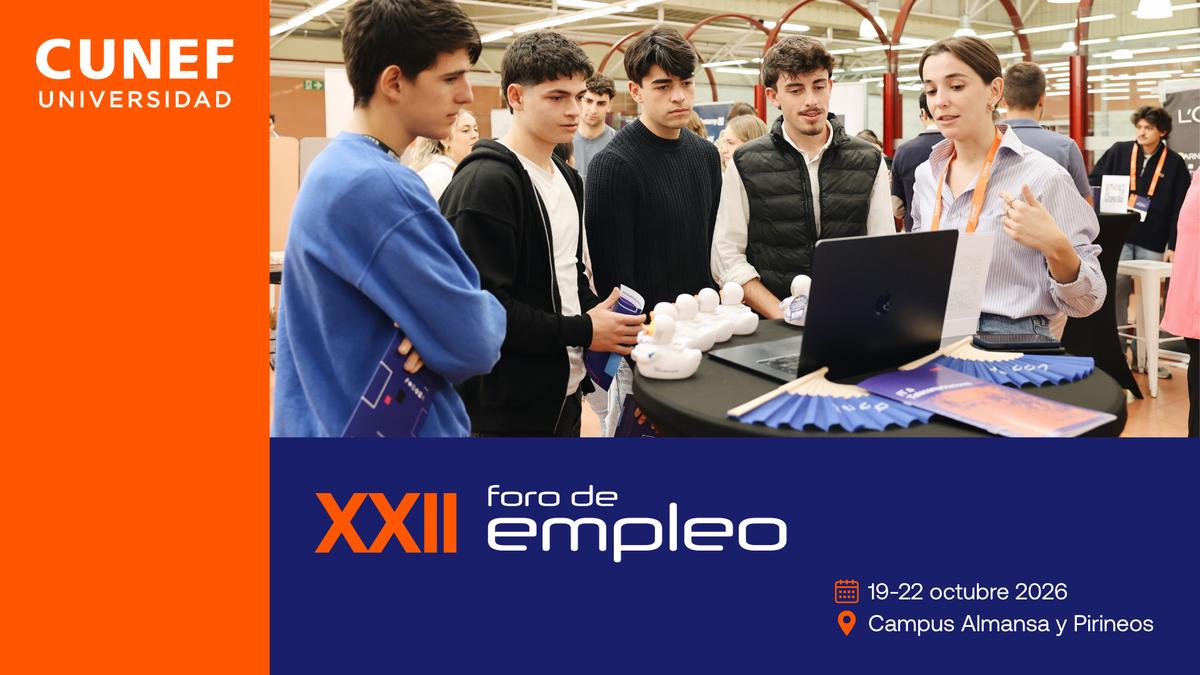 La imagen muestra a un grupo de jóvenes interactuando en un foro de empleo realizado en un campus universitario.