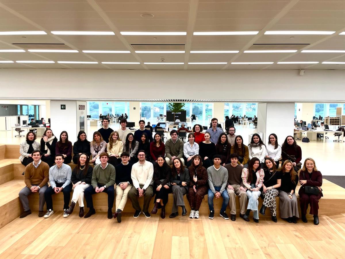 Un grupo grande de personas posando en un espacio de oficina moderno y luminoso.