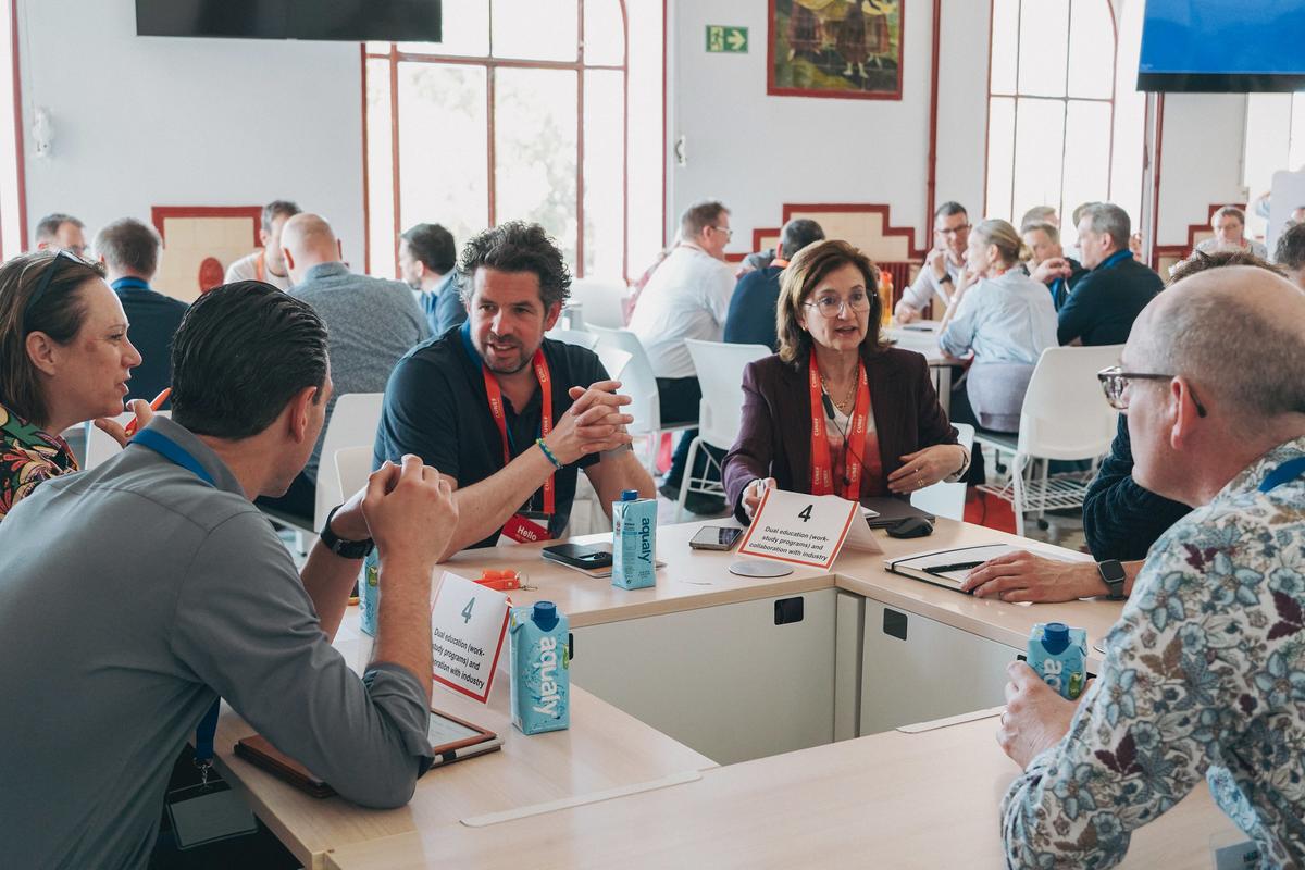 Grupo de asistentes al evento de CUNEF Universidad y HBO-i Foundation en una de las mesas de trabajo del evento.