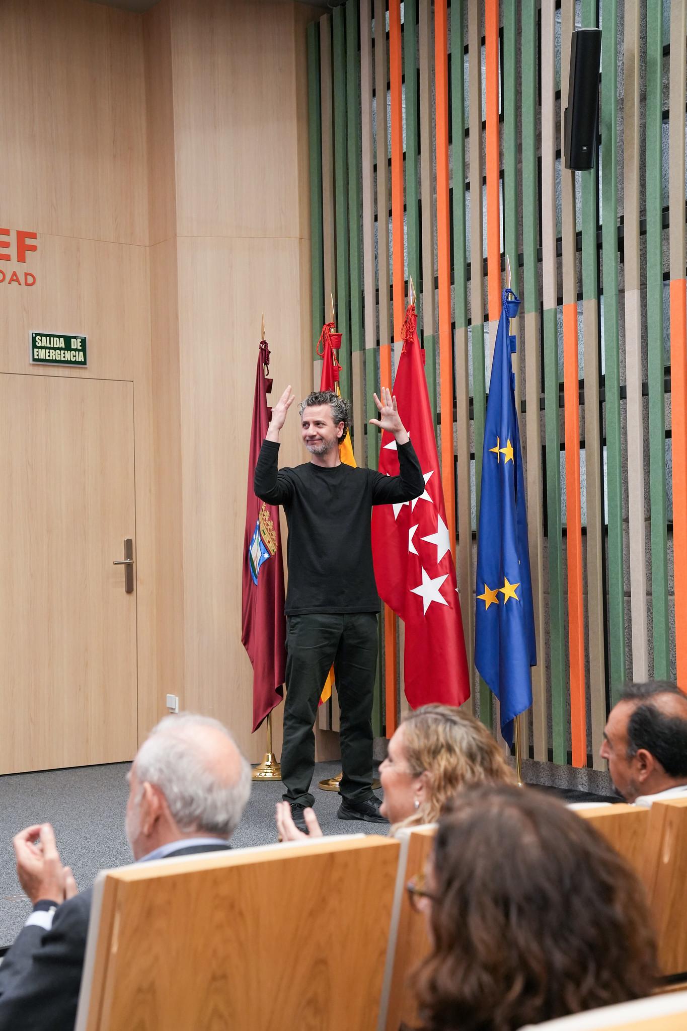 Intérprete de signos en la entrega del certificado