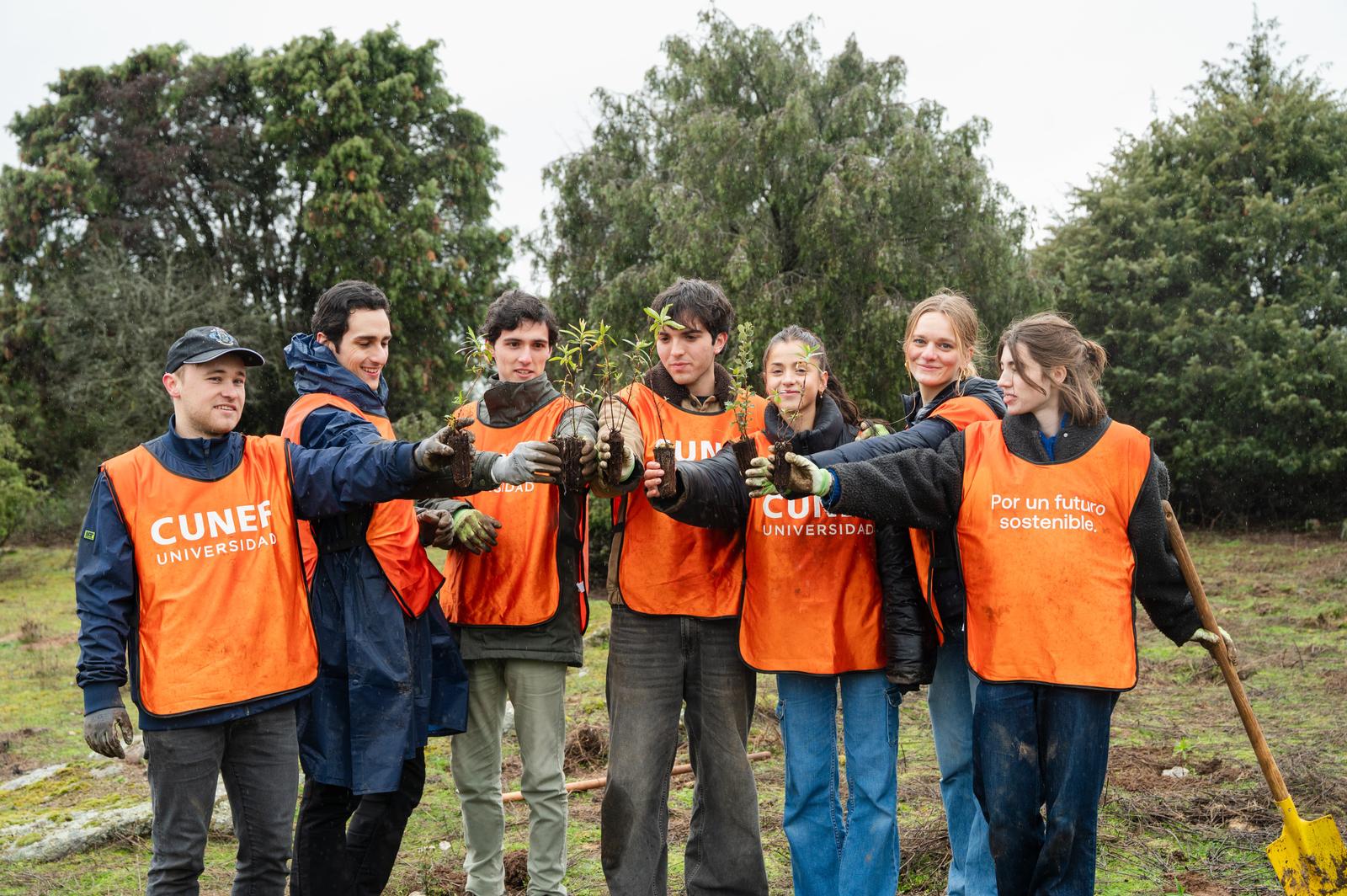Estudiantes de CUNEF Universidad plantan árboles en la Sierra de Madrid