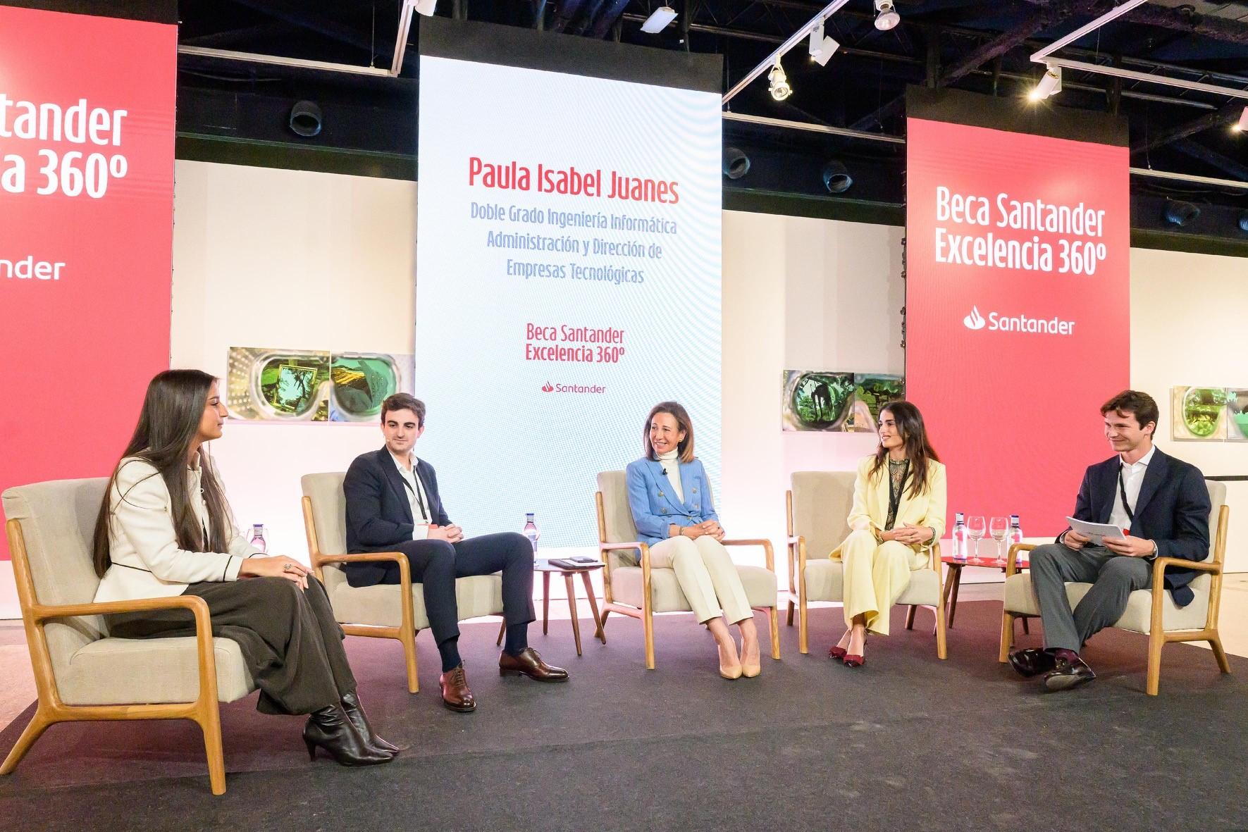 Un grupo de cuatro personas sentadas en un panel de discusión sobre becas y educación.