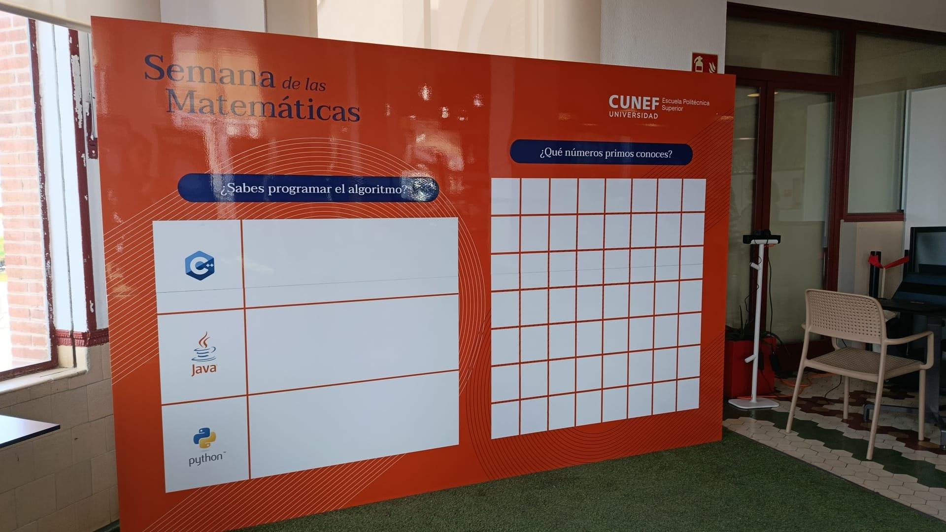 El panel informativo sobre la Semana de las Matemáticas en la universidad presenta programación y algoritmos.