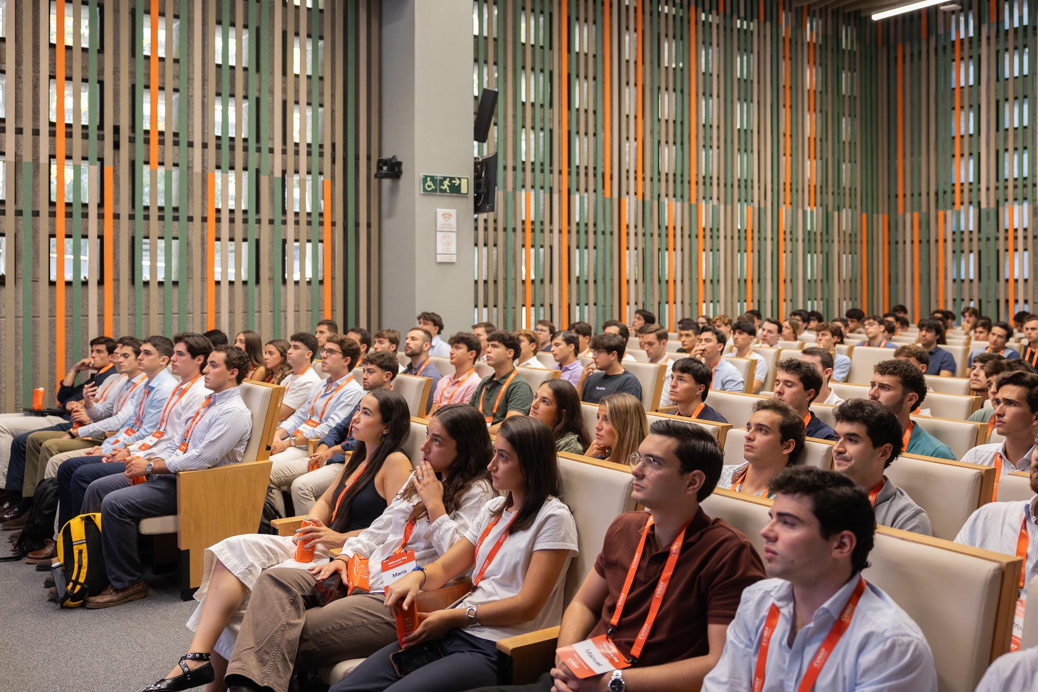 Un grupo de estudiantes escuchando atentamente en una conferencia.