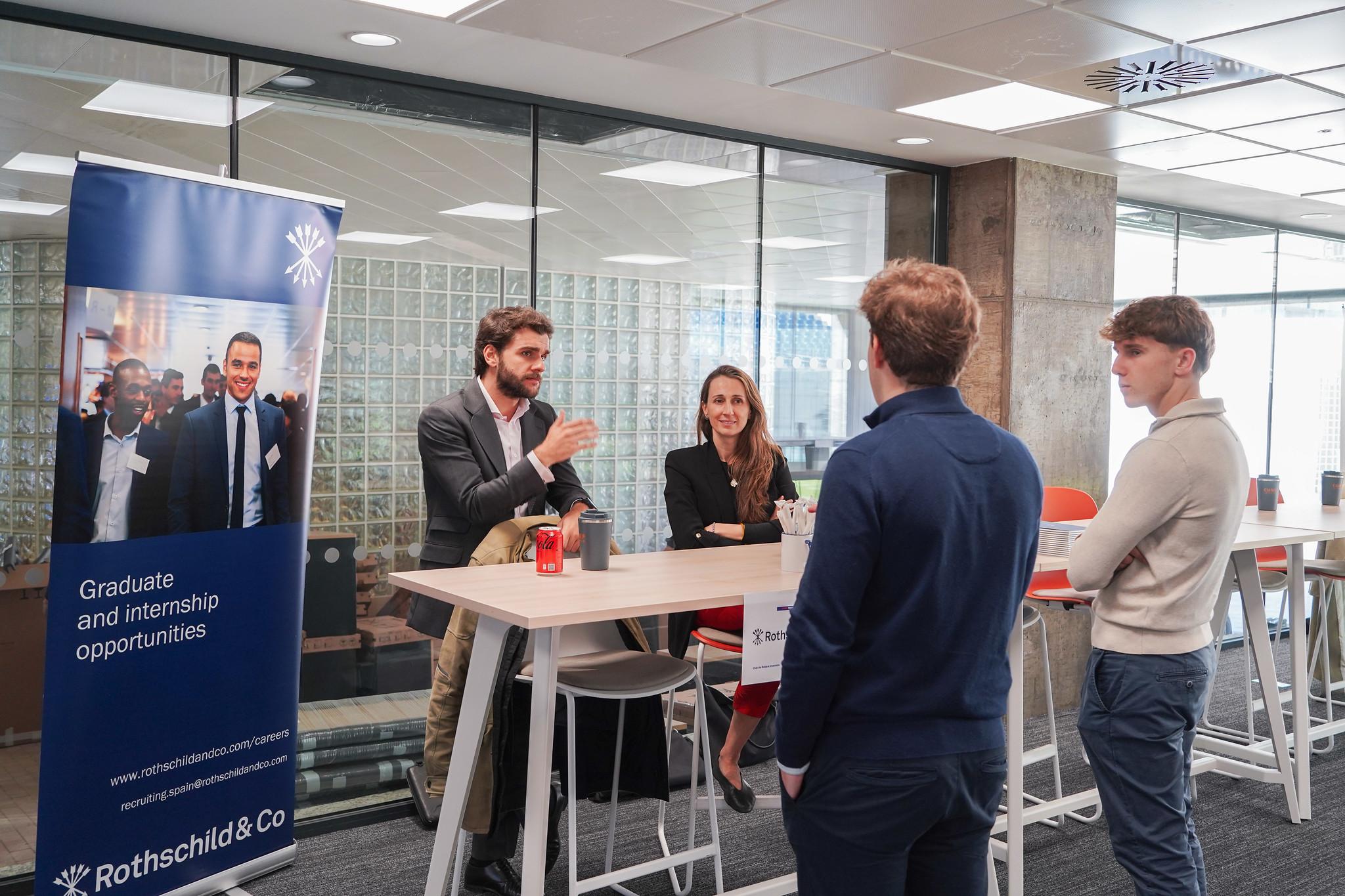 Un grupo de personas conversa en un evento de oportunidades laborales.