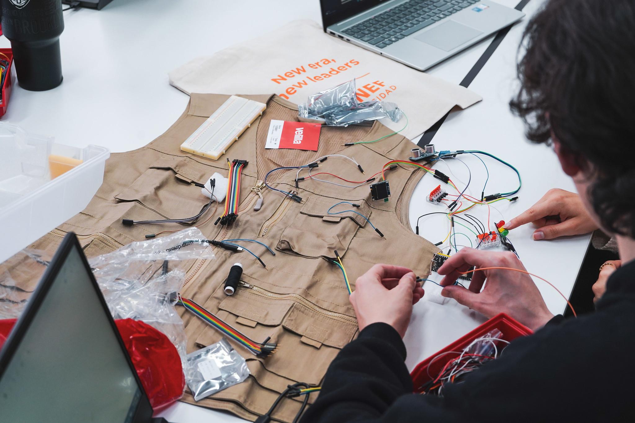 Los chalecos sensorizados de los estudiantes del Minor in Artificial Intelligence 
