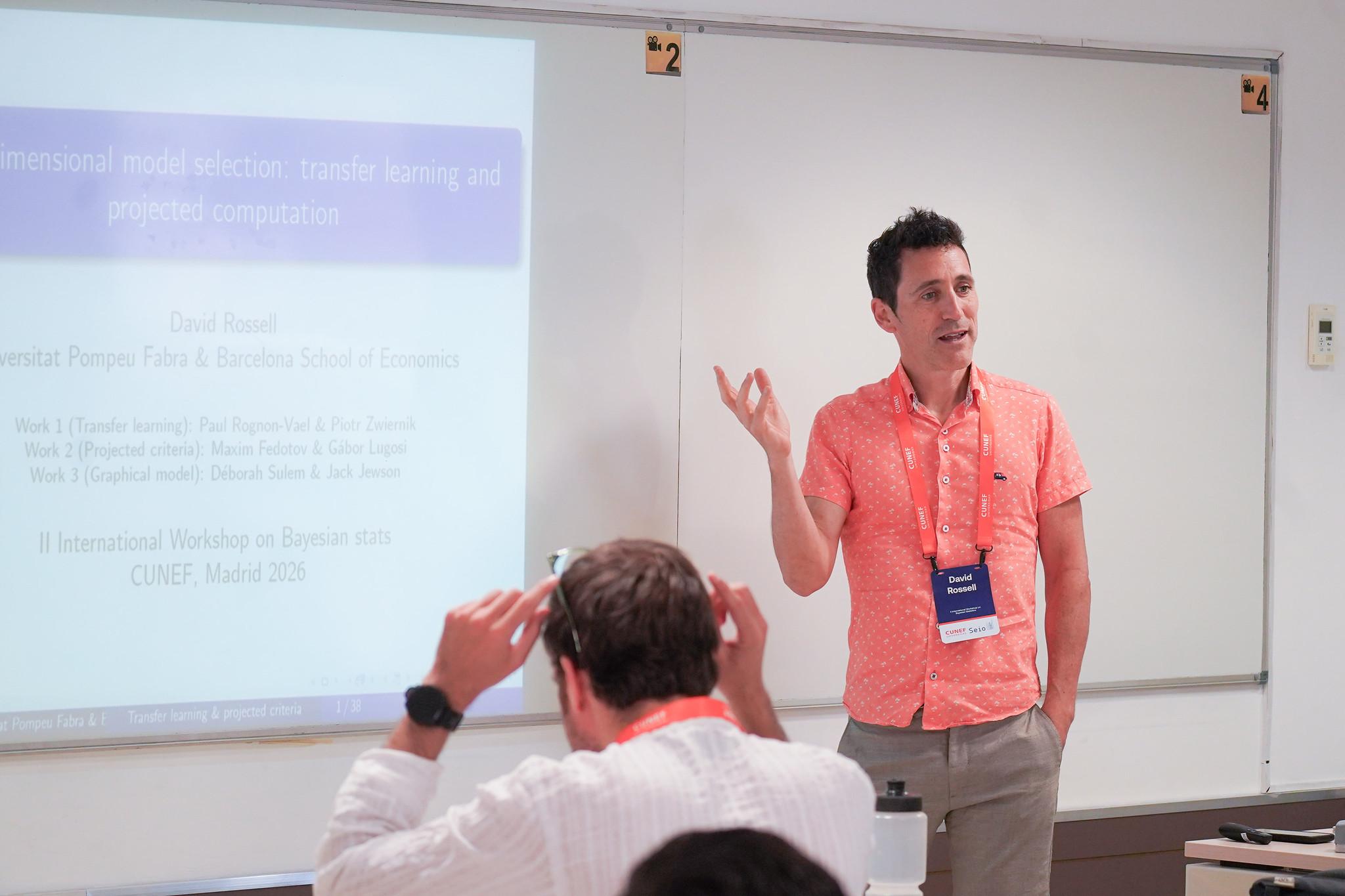 Un presentador habla en un taller sobre selección de modelos y aprendizaje transferido en un entorno académico.