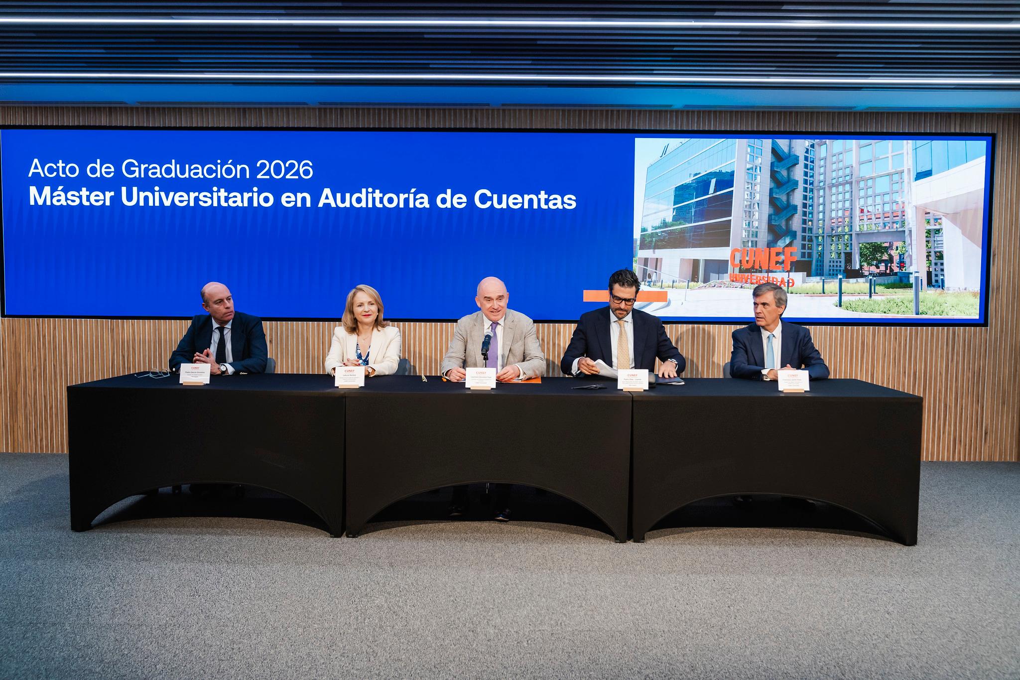 El evento muestra la ceremonia de graduación del Máster Universitario en Auditoría de Cuentas.