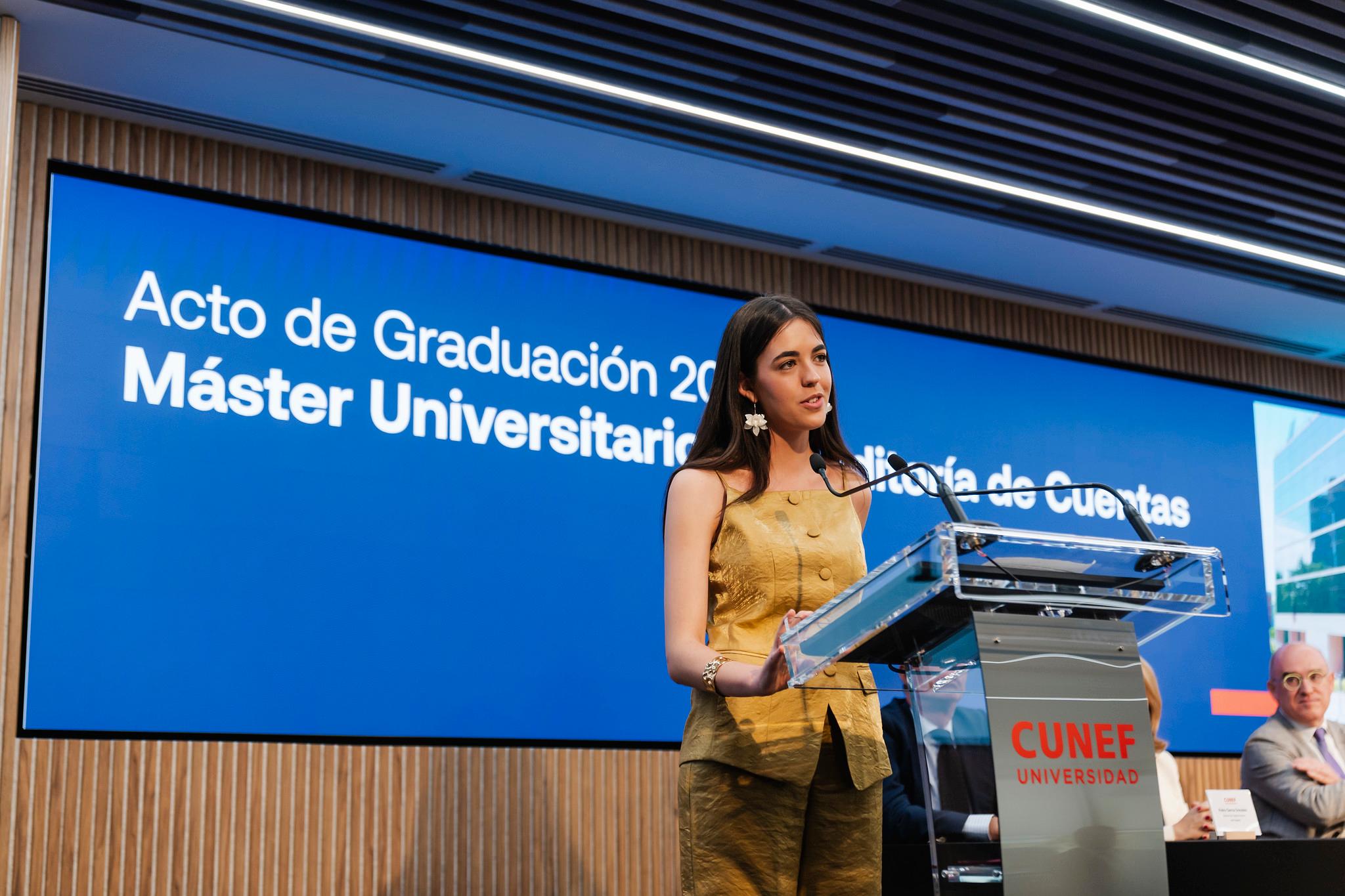Una joven habla en el acto de graduación del Máster Universitario en Contabilidad.