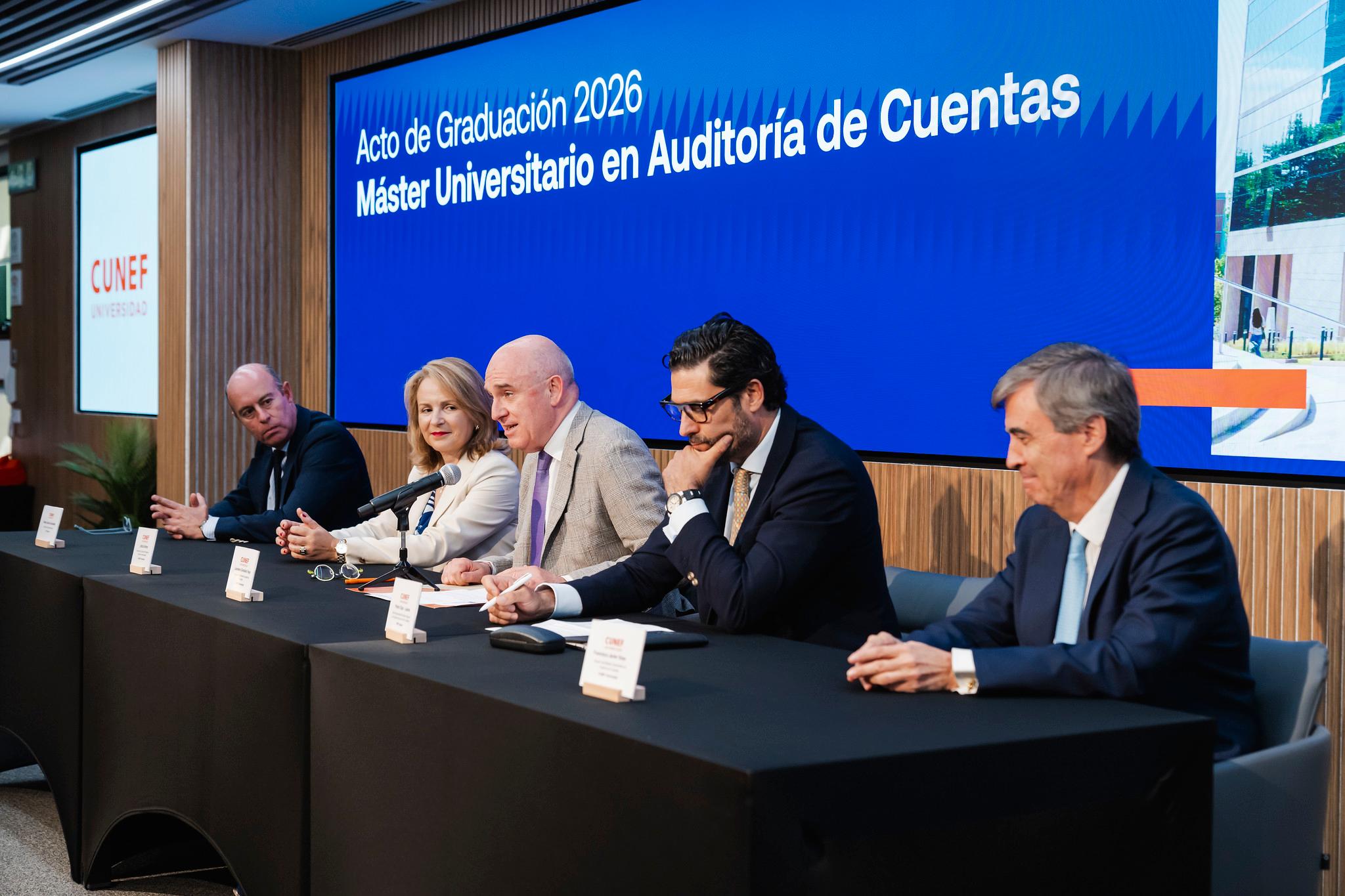 El acto de graduación 2026 del Máster Universitario en Auditoría de Cuentas se lleva a cabo con varios ponentes en una mesa.