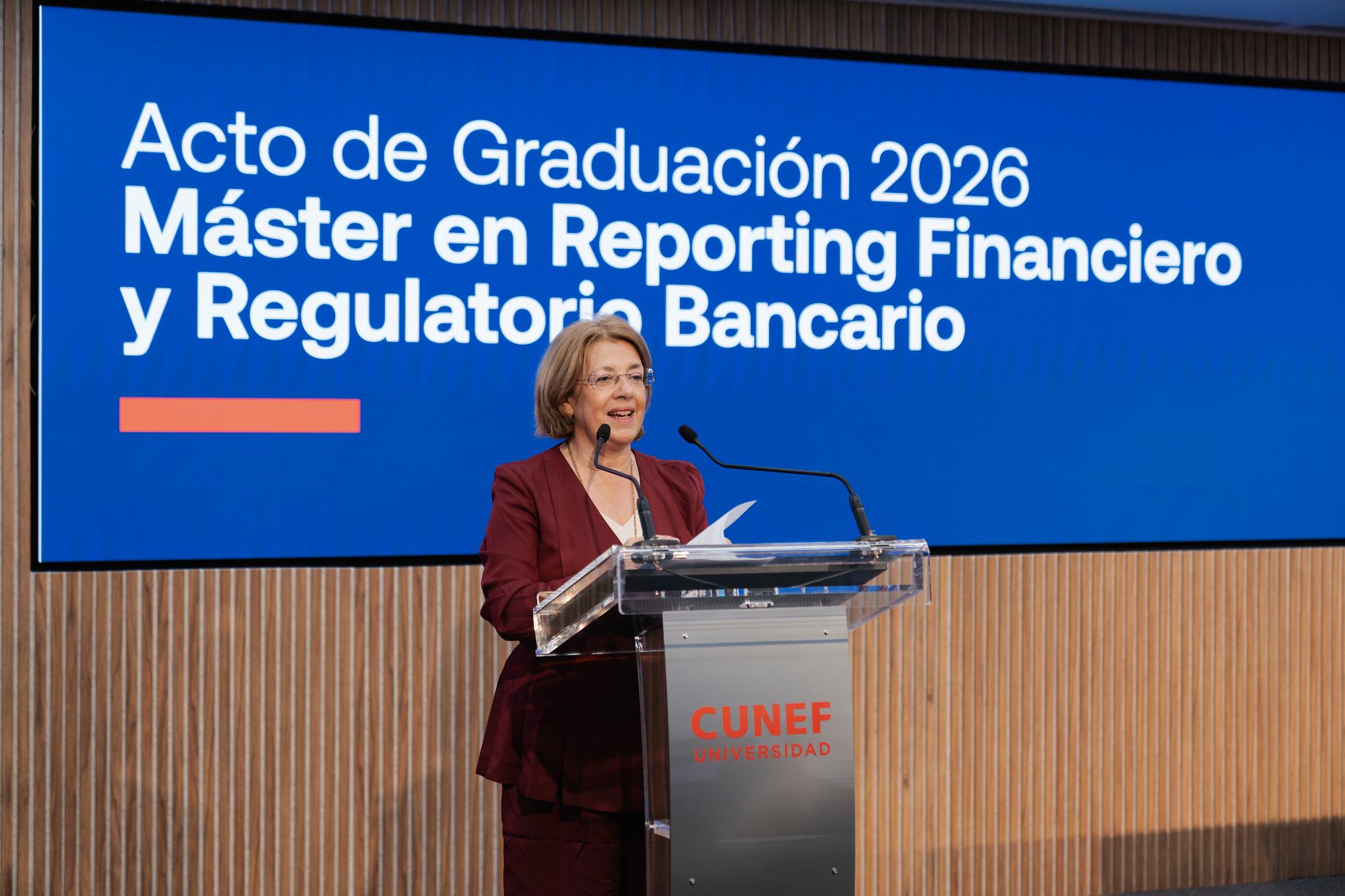 Una mujer habla en un acto de graduación del máster en Reporting Financiero y Regulatorio Bancario.