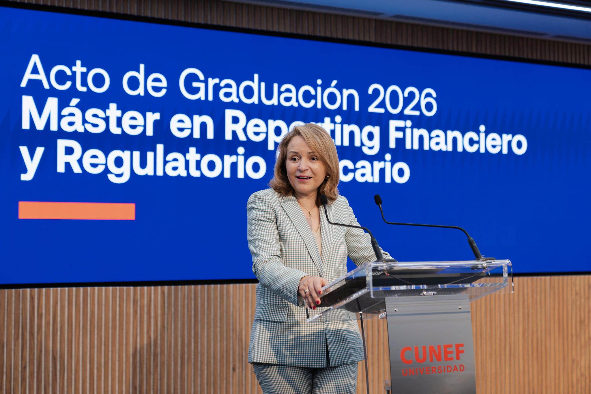 Una mujer pronuncia un discurso durante el acto de graduación del Máster en Reporting Financiero y Regulatorio 2026.