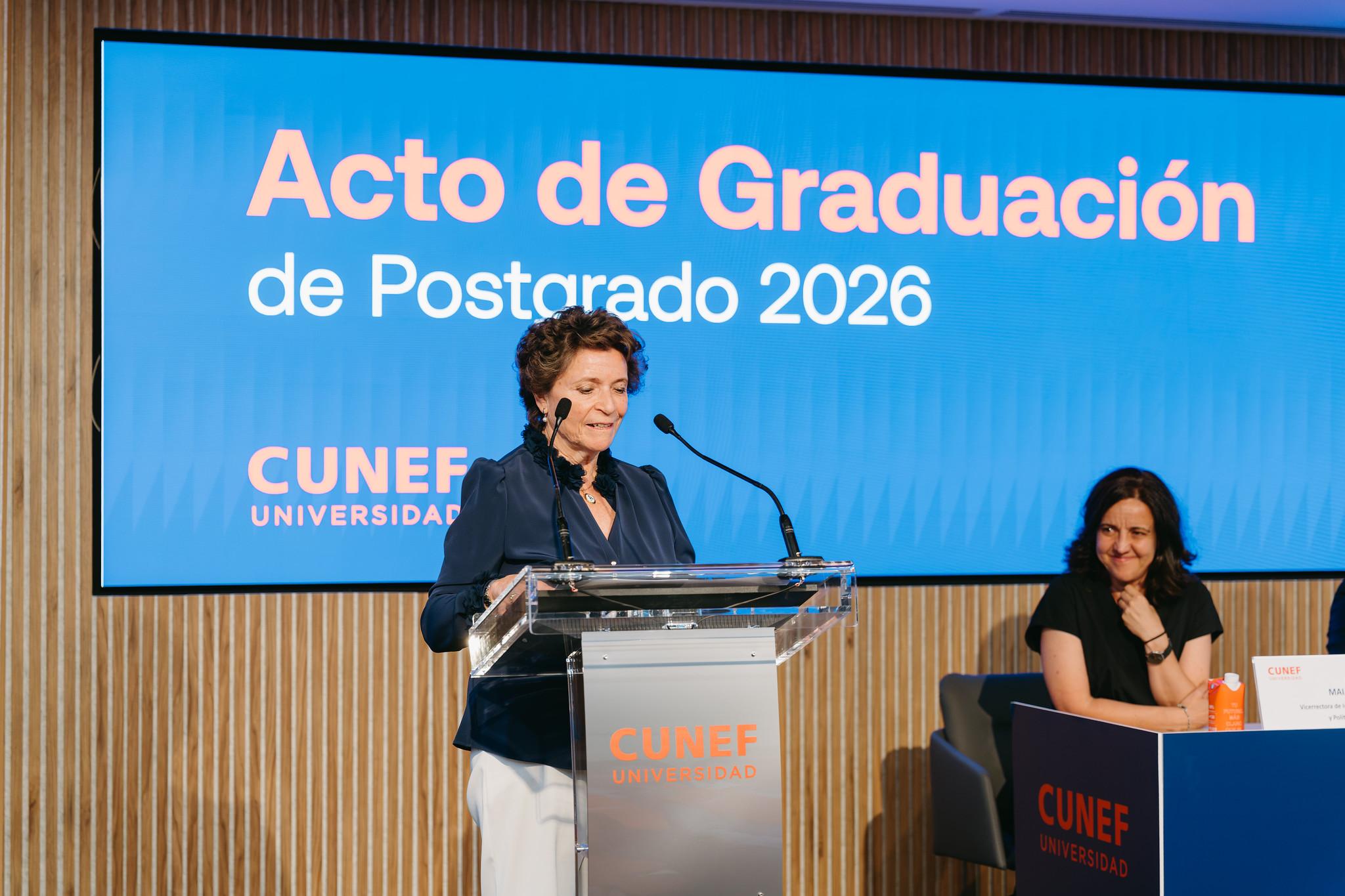 Una mujer se dirige a los asistentes durante el acto de graduación de postgrado en 2026 en CUNEF.