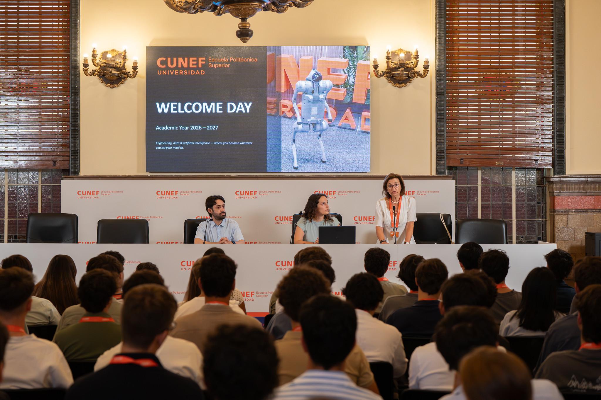 Un grupo de estudiantes asiste a un evento de bienvenida en la universidad CUNEF.