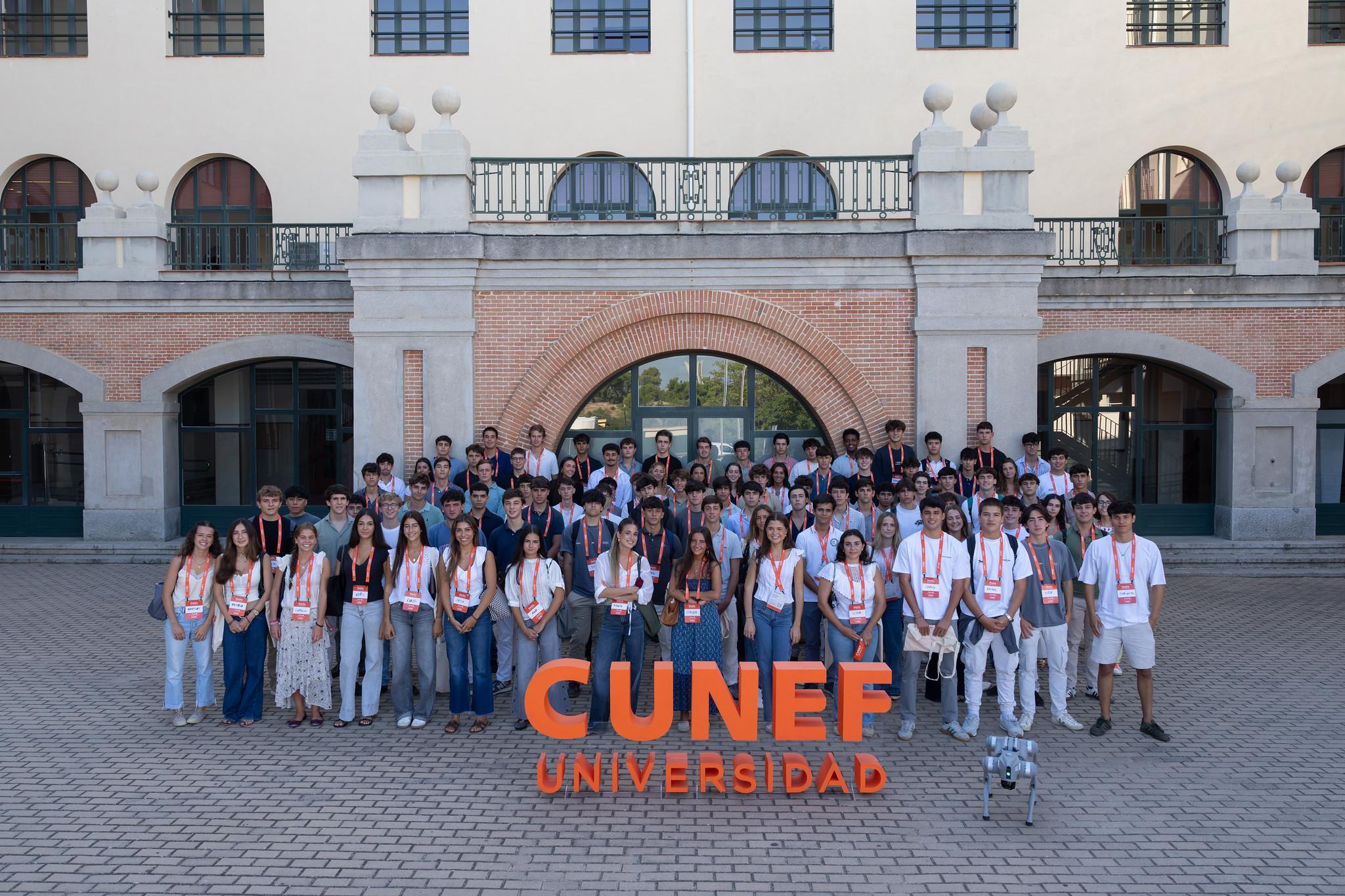 Un grupo grande de estudiantes posando en la universidad CUNEF.