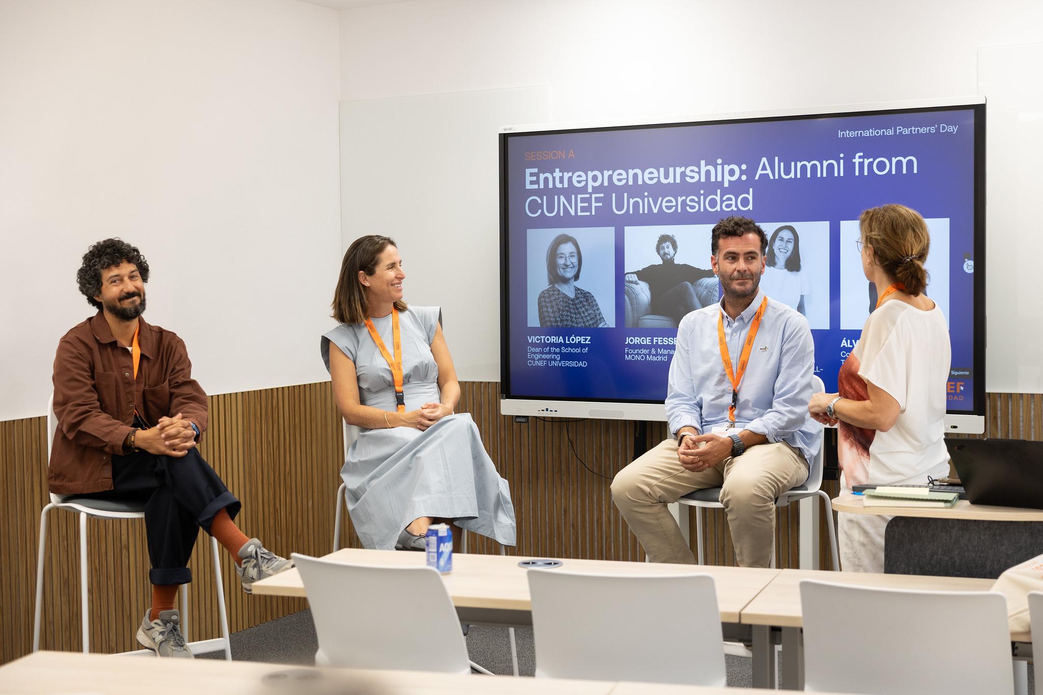 Cuatro personas participan en una charla sobre emprendimiento en un evento de CUNEF Universidad.