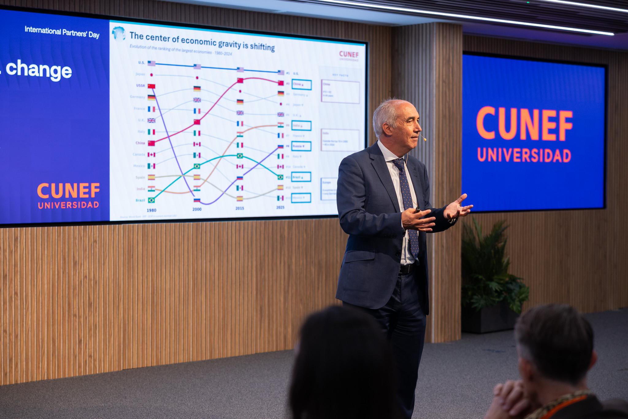 Un presentador habla sobre un gráfico en el día de socios internacionales en la universidad CUNEF.