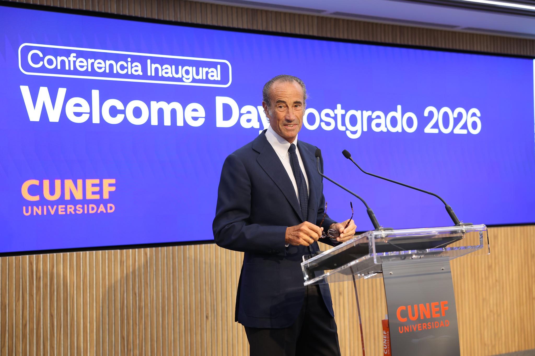 Un hombre vestido de traje está en el escenario durante la conferencia inaugural del Welcome Day del posgrado 2026 en CUNEF Universidad.