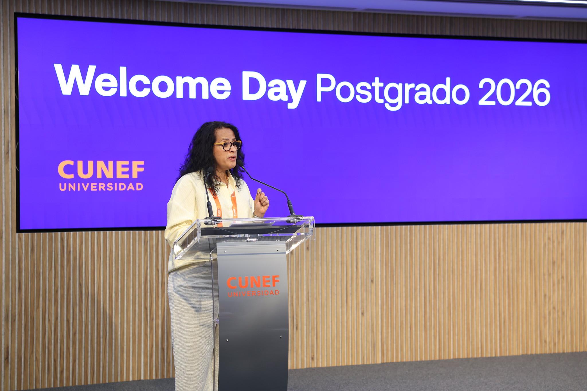 Una mujer habla en un evento de bienvenida para el postgrado en CUNEF Universidad.