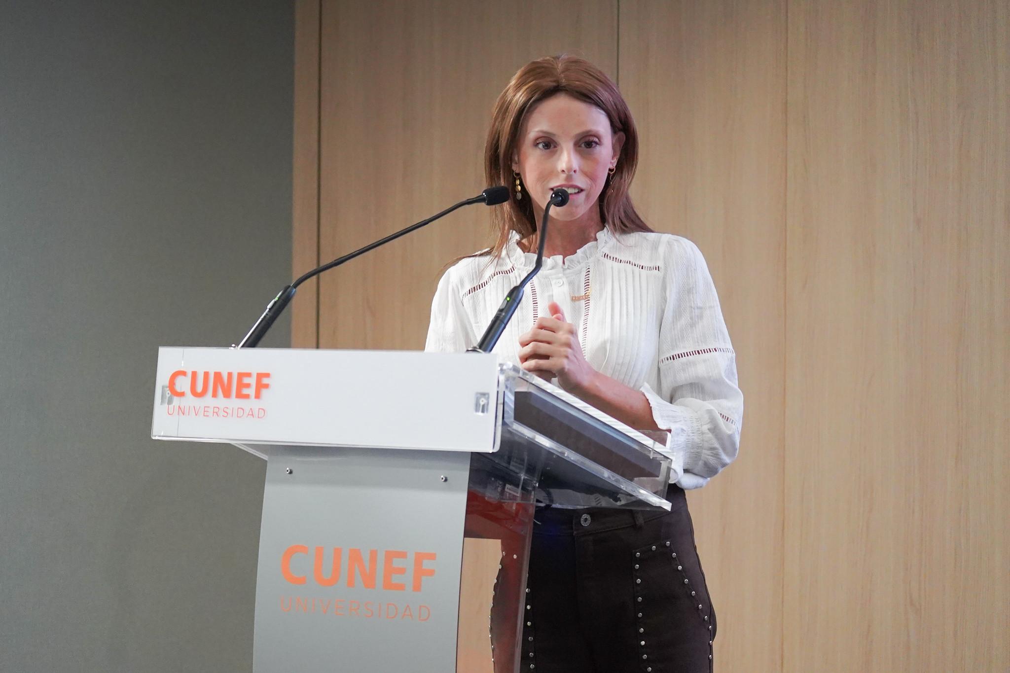 Una mujer habla en un evento en la universidad CUNEF.