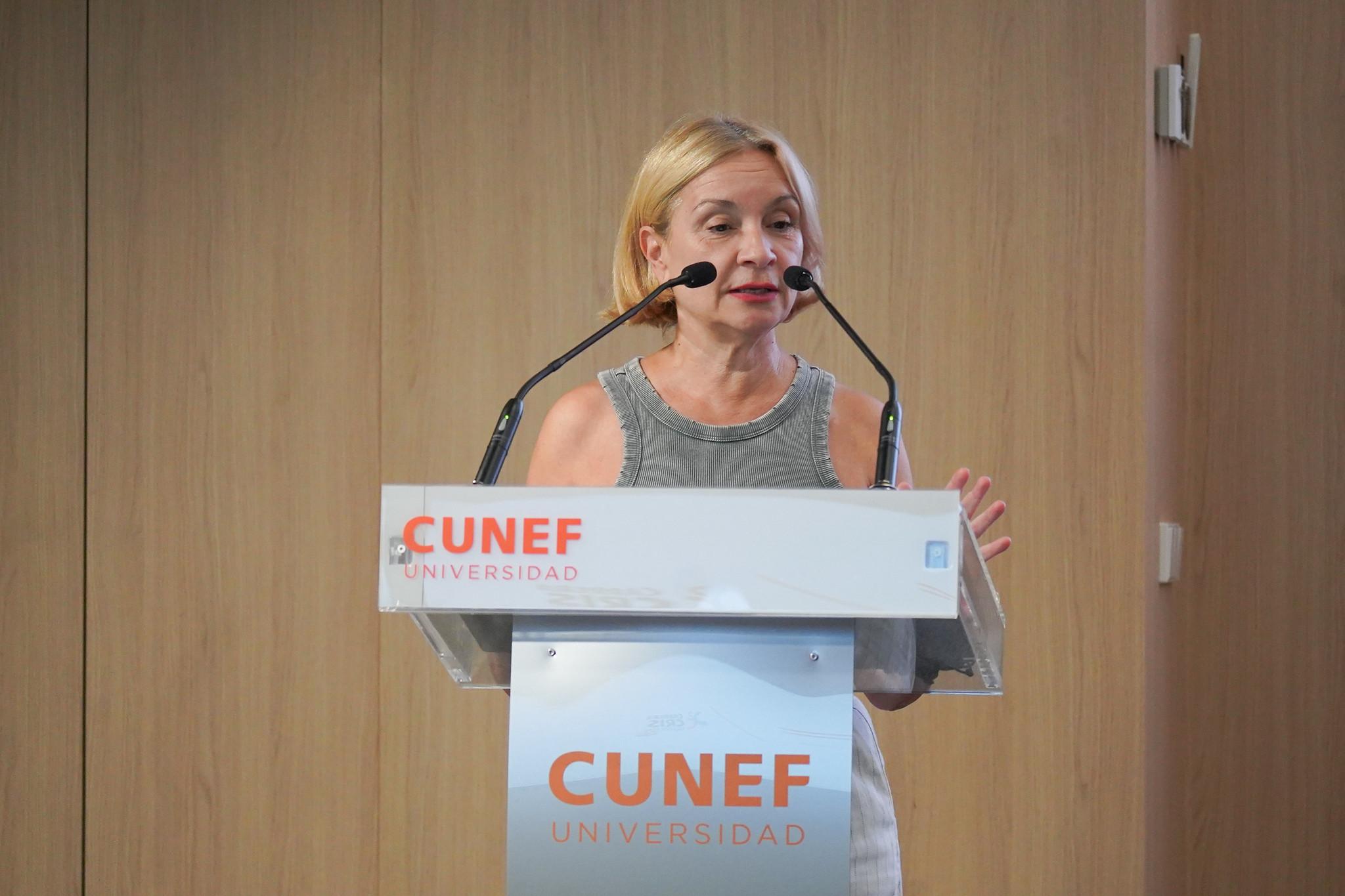 Una mujer habla en un evento en una universidad.