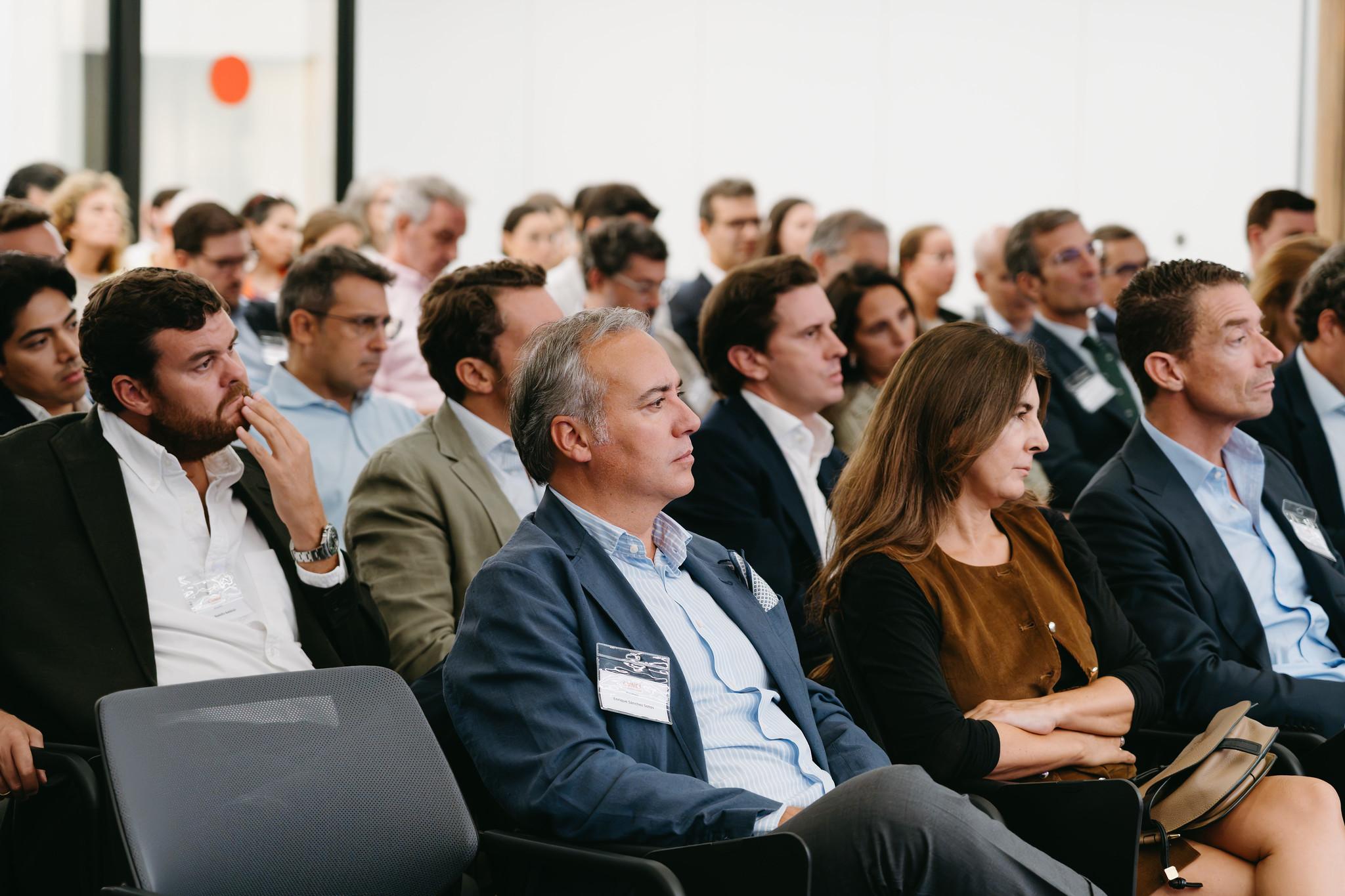 Un grupo de personas prestando atención en un evento o conferencia.