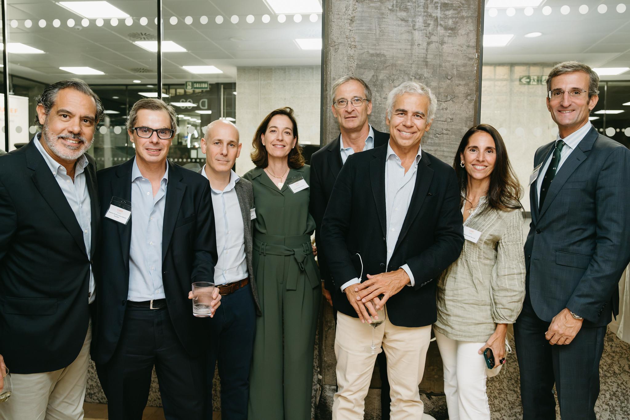 Un grupo de personas posando juntos en un evento social.