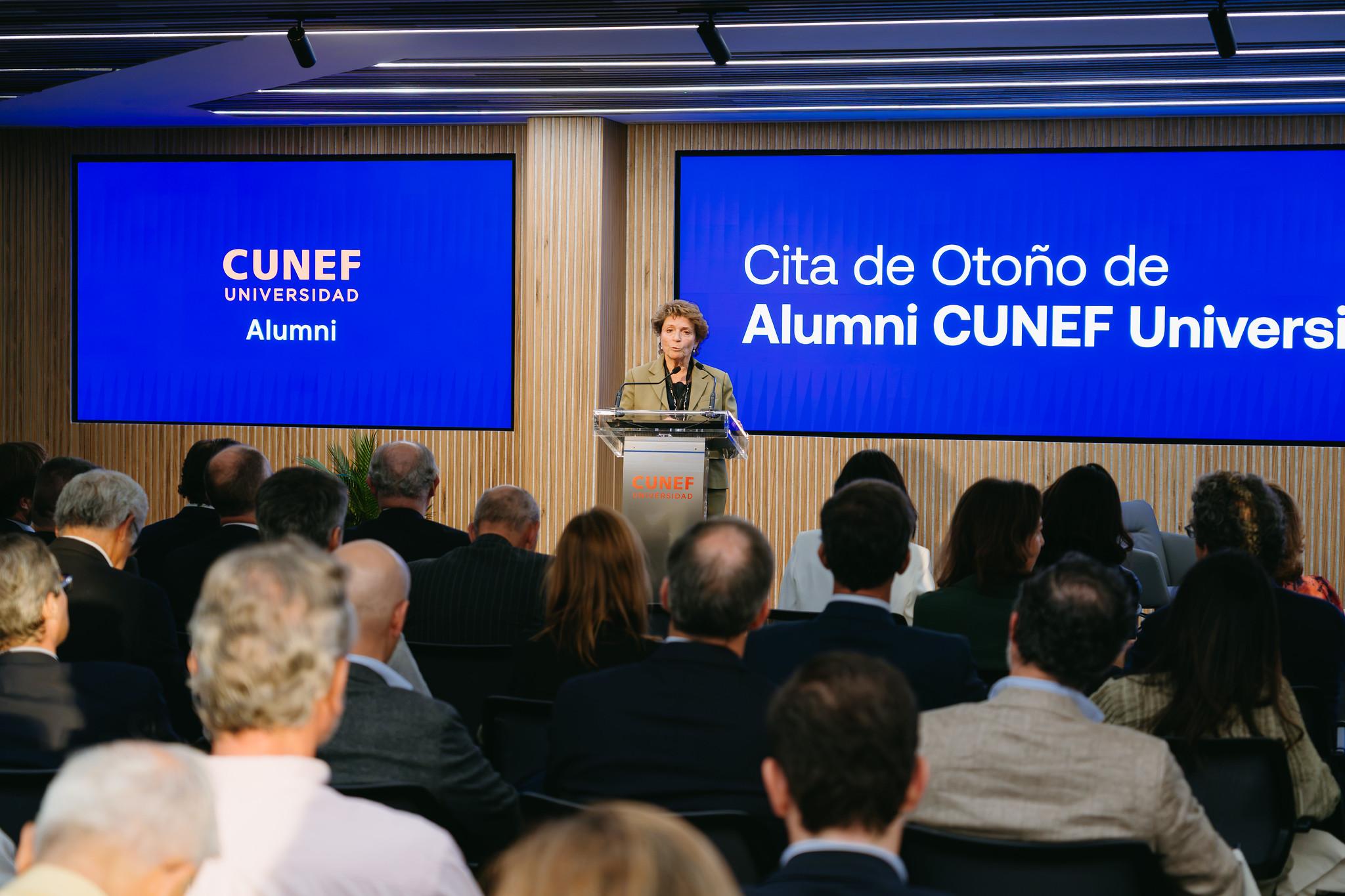 Una mujer habla frente a un público en un evento de Alumni de la Universidad CUNEF.