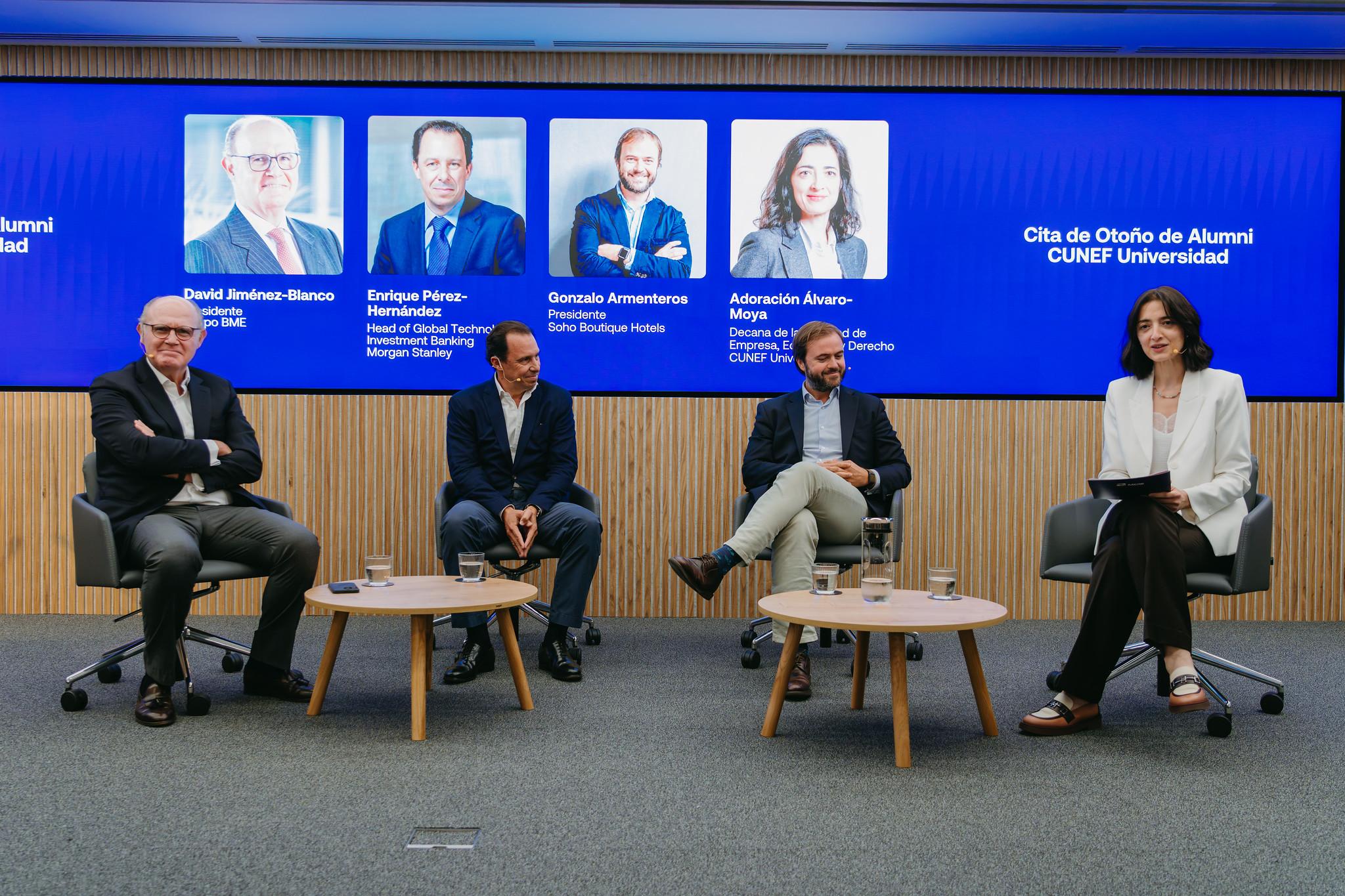 Un panel de discusión con varios ponentes en un evento de alumni de una universidad.