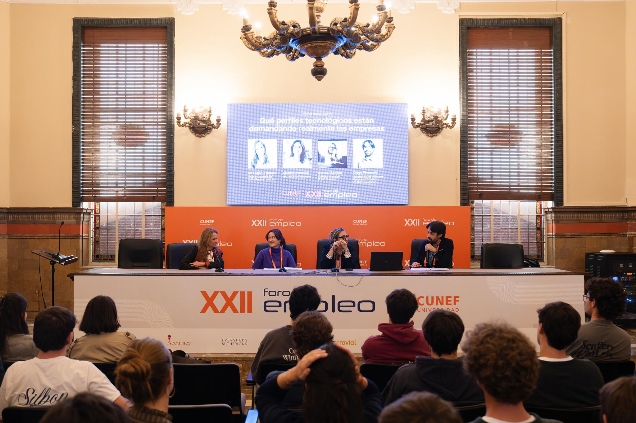 Una mesa redonda de discusión con varias ponentes en un evento sobre empleo.