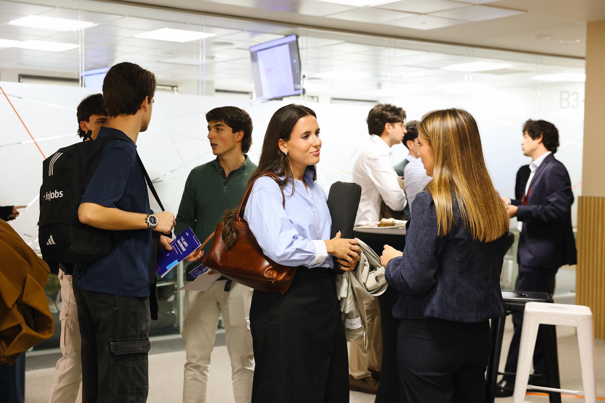 Un grupo de personas está conversando en un entorno profesional.