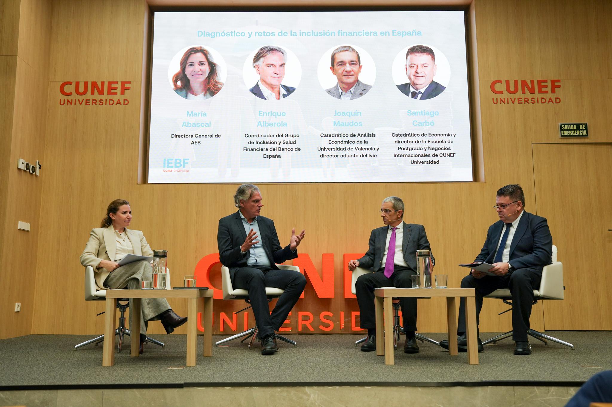 Panel de discusión sobre la inclusión financiera en España con varios expertos en el tema.