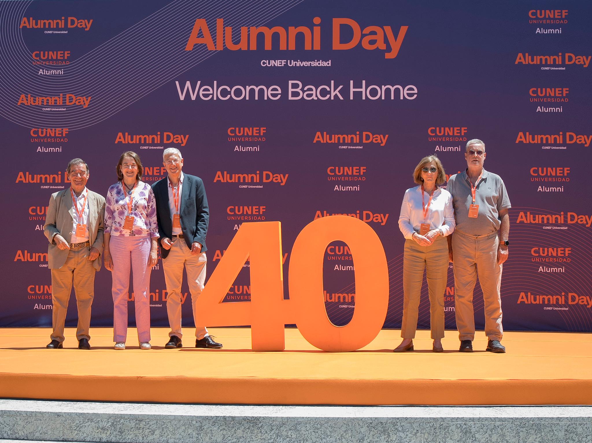 Imágenes de un evento Alumni Day con cinco personas posando frente a un gran número 40.