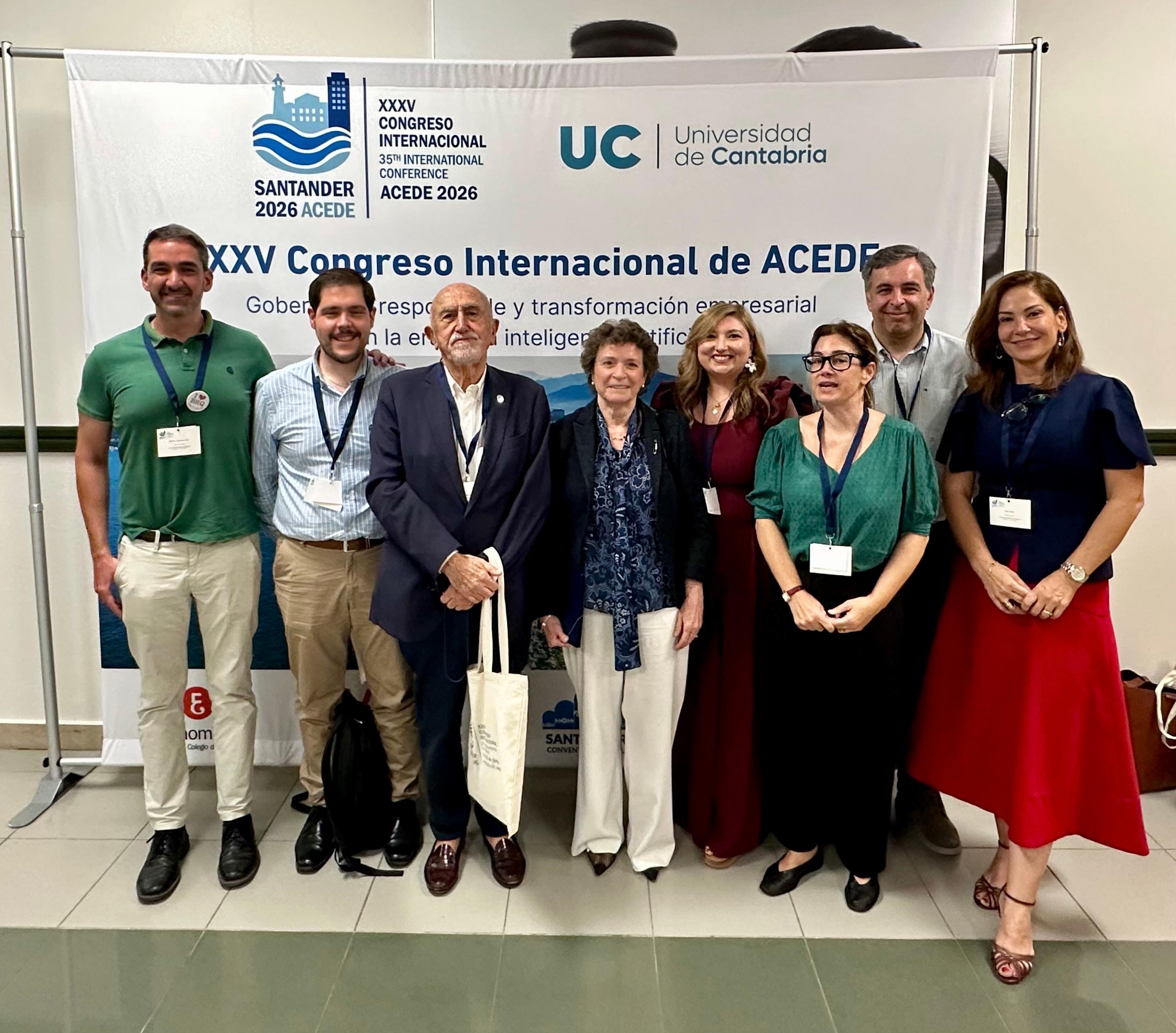 Grupo de personas posando en un congreso sobre gobernanza y transformación empresarial en Santander.