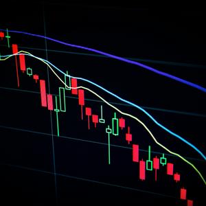 Gráfico de velas japonesas que muestra una tendencia bajista en el mercado financiero.