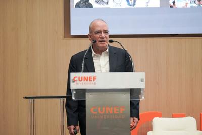 Hugo Hopenhayn, profesor de la Universidad de California, imparte una conferencia a estudiantes sobre la productividad de las naciones
