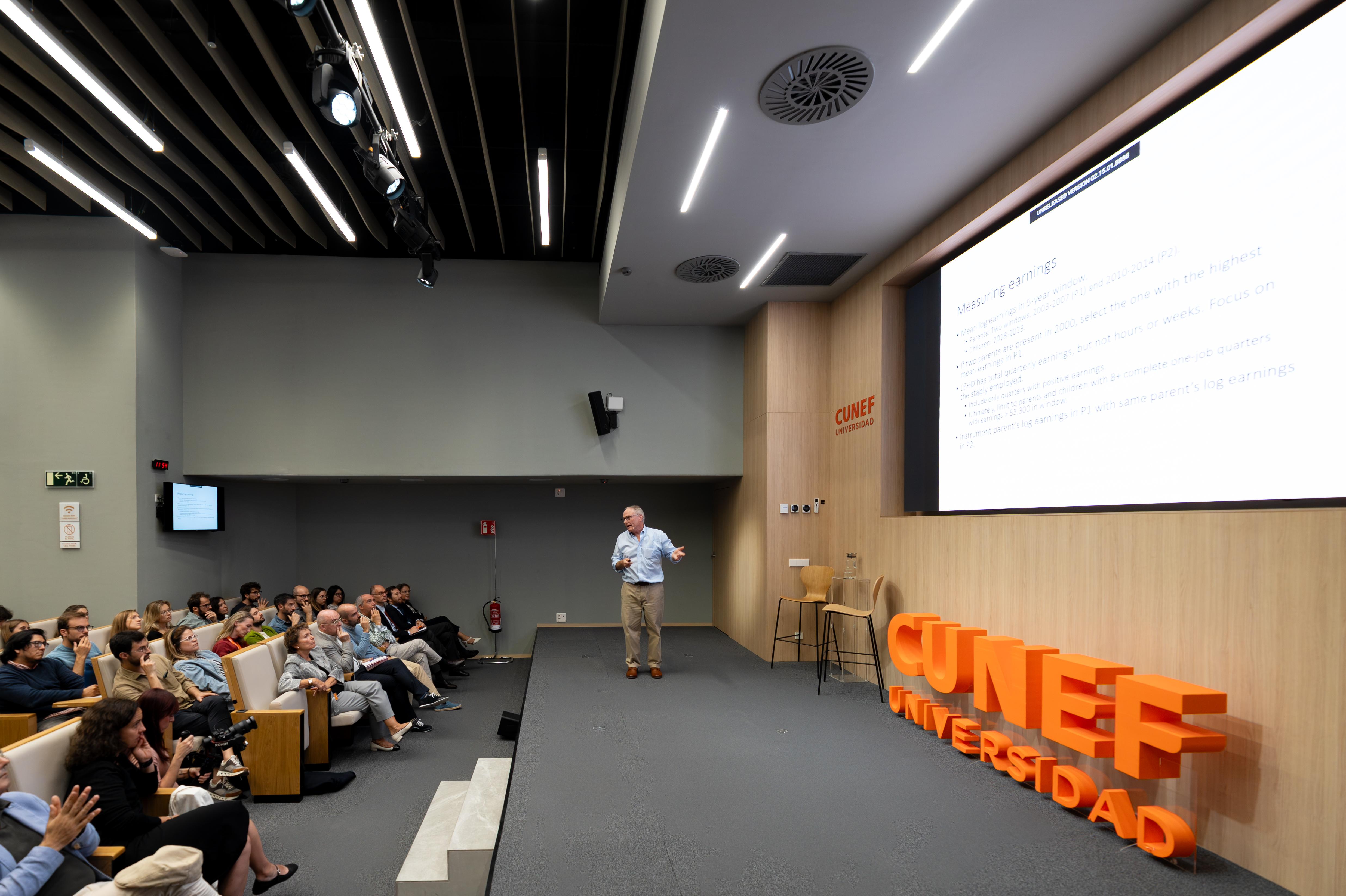 David Card, Premio Nobel de Economía, impartiendo un seminario en CUNEF Universidad