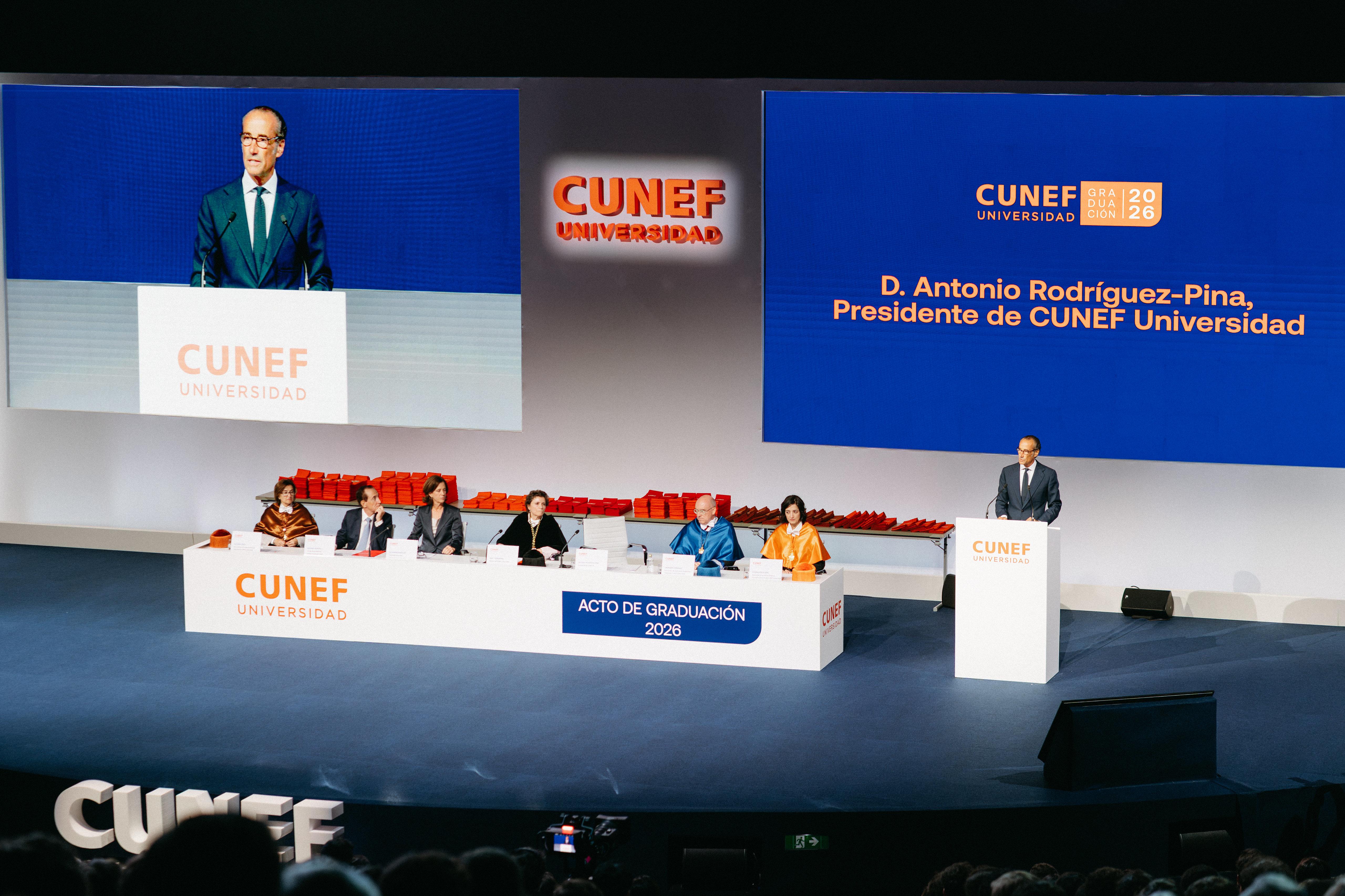 El acto de graduación de CUNEF Universidad con varias personas en el escenario y un orador principal.
