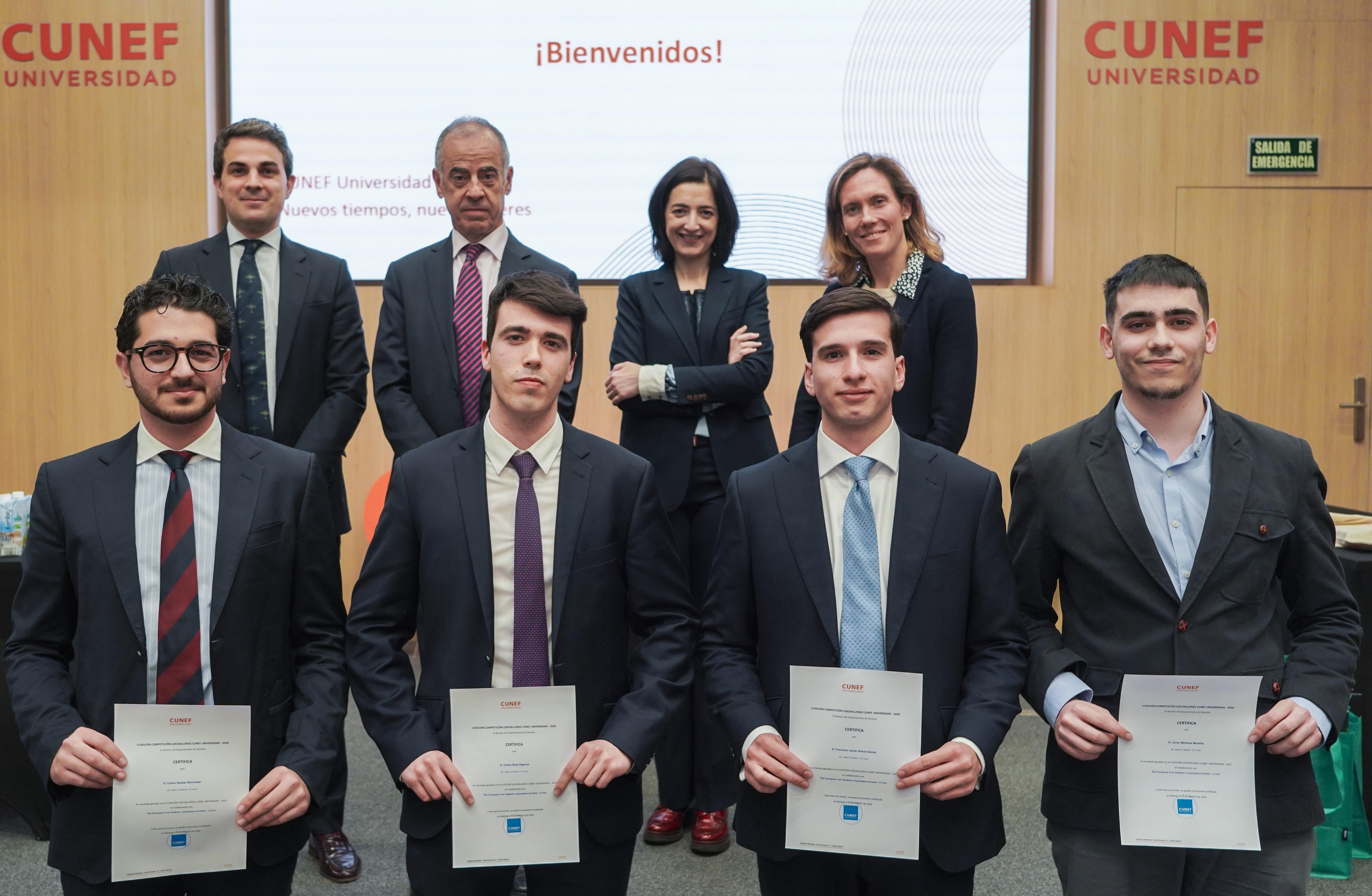Grupo de estudiantes posando tras recibir diplomas en un evento de bienvenida en la universidad CUNEF.