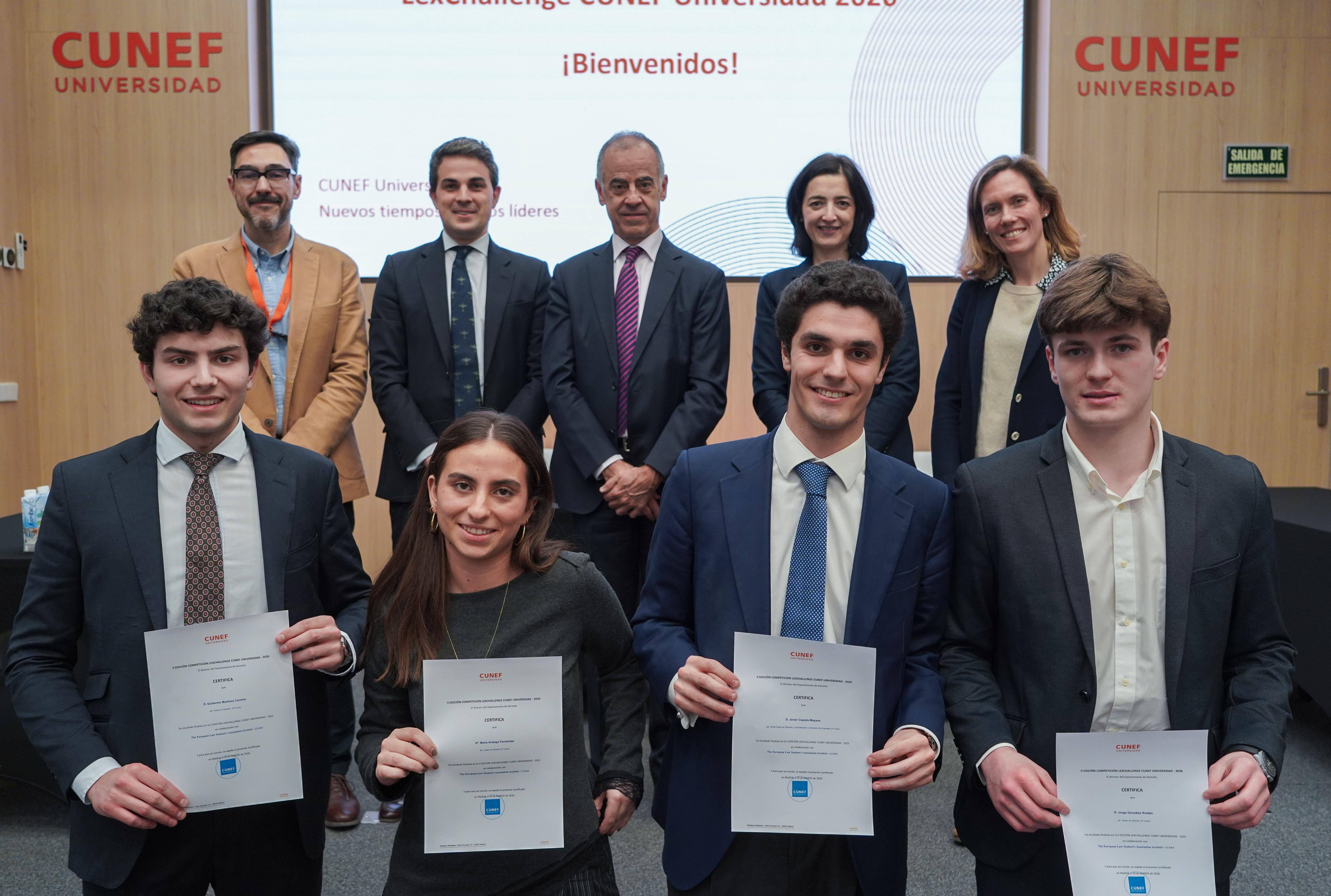 Un grupo de estudiantes sonrientes sosteniendo certificados en un evento de entrega de premios en la universidad CUNEF.