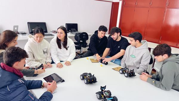 CUNEF Universidad incorpora robots para afianzar las habilidades de programación de los estudiantes