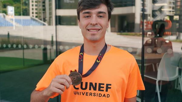 Nuestro estudiante Iago Domínguez gana la medalla de bronce en el Campeonato de España Universitario de Tenis