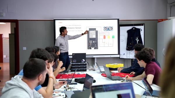 Los estudiantes del Minor in Artificial Intelligence desarrollan chalecos sensorizados