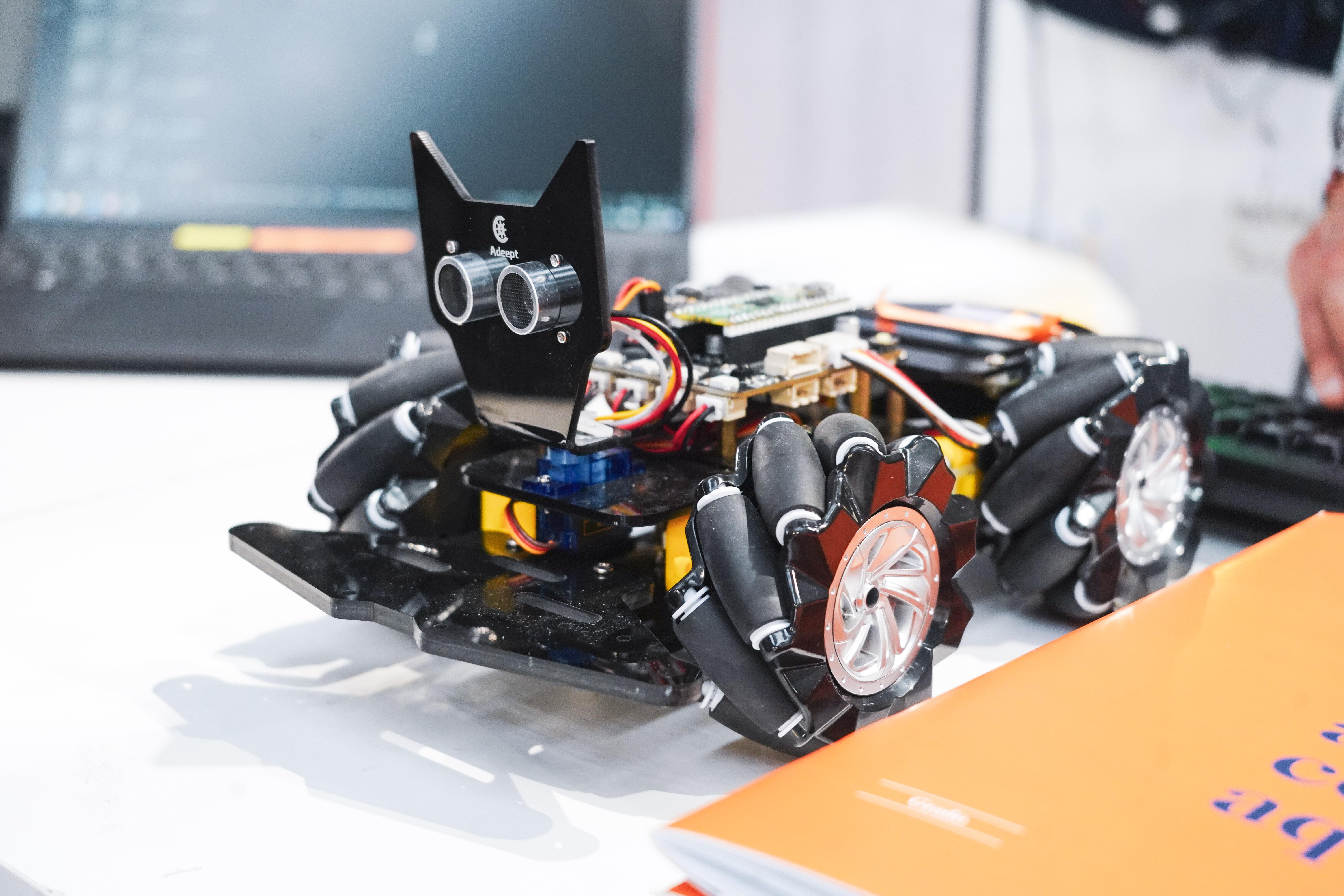 Un robot con forma de vehículo con patas y un diseño que se asemeja a un gato.