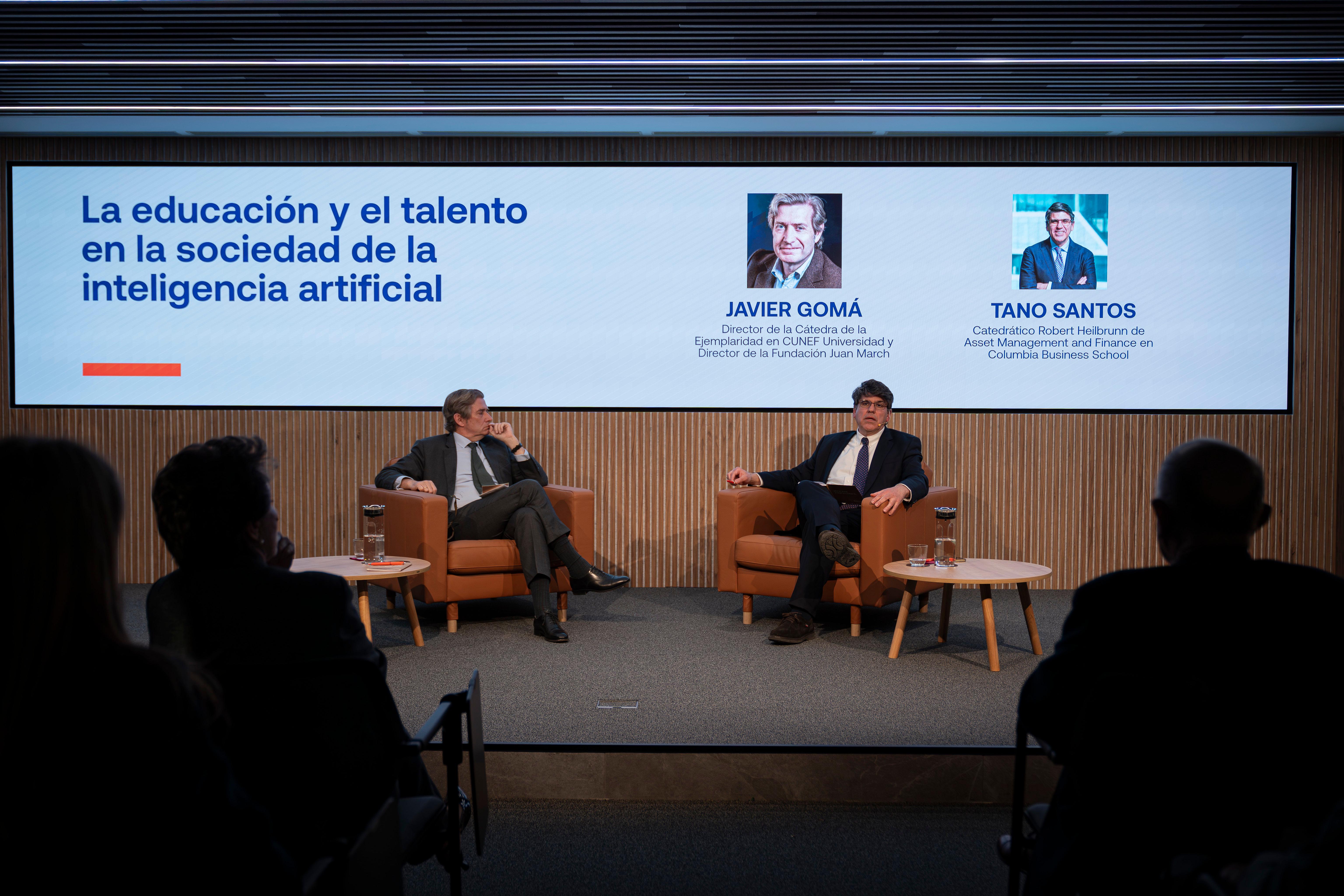 Dos ponentes discuten sobre la educación y el talento en el contexto de la inteligencia artificial.