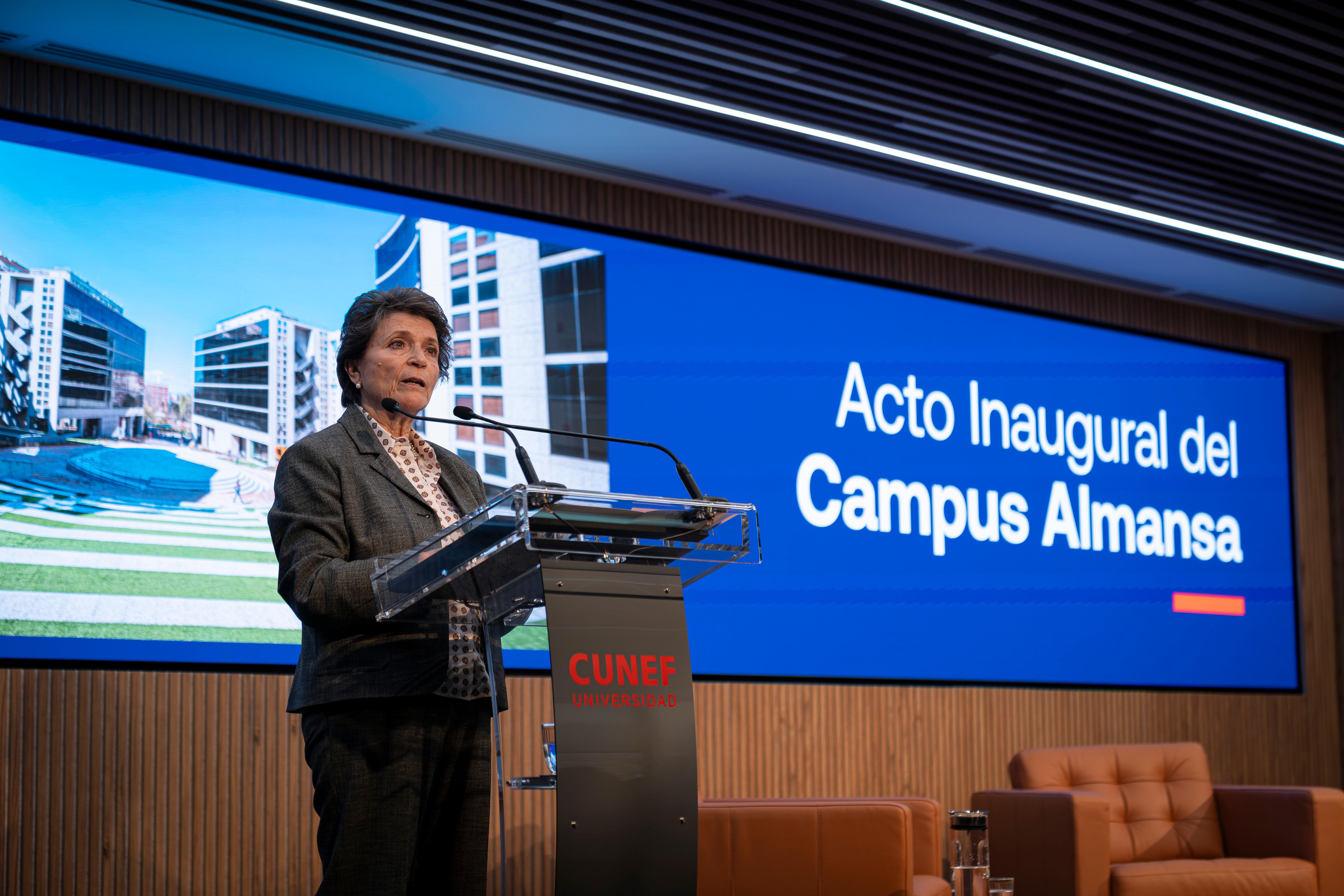 Una mujer en el escenario habla durante el acto inaugural del Campus Almansa.
