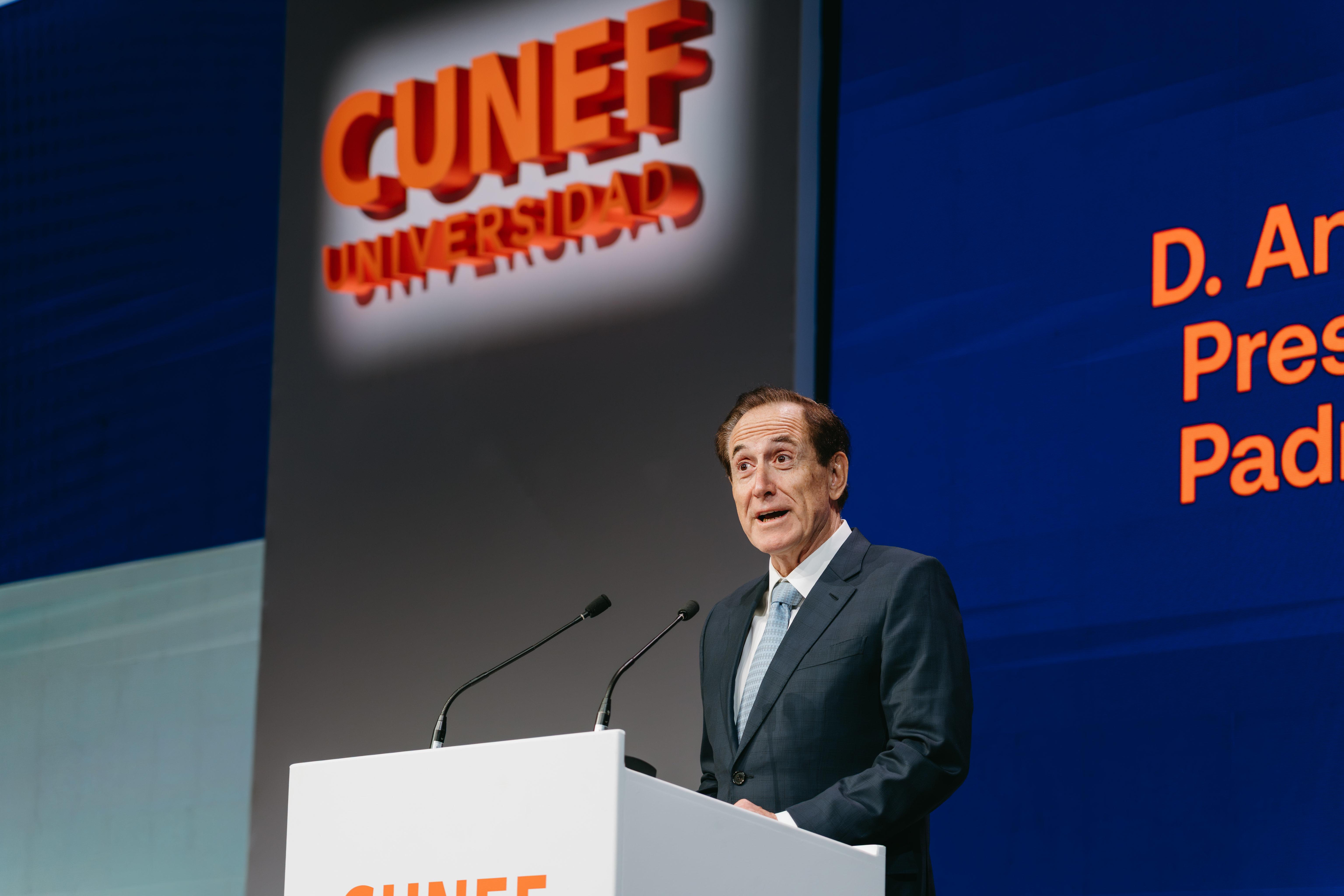 Un hombre habla en un evento en un podio con el logo de la universidad CUNEF de fondo.