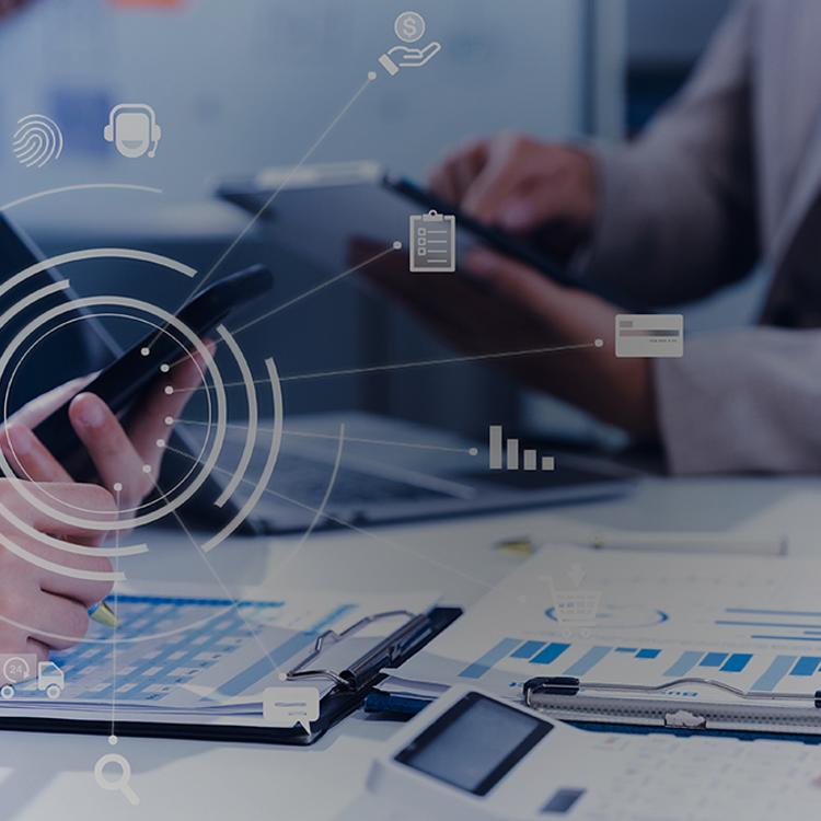 Personas colaborando en una reunión con dispositivos tecnológicos sobre la mesa.