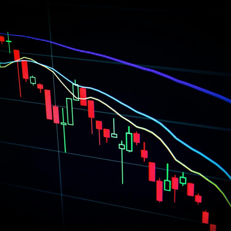 Gráfico de velas japonesas que muestra una tendencia bajista en el mercado financiero.